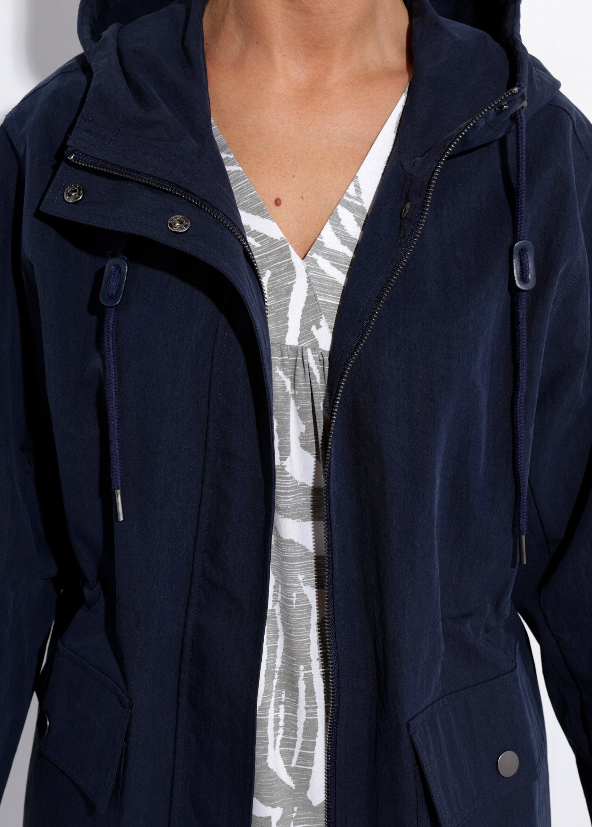 Water-repellent_hooded_zip-up_snap_parka_Marine_DE2_slim