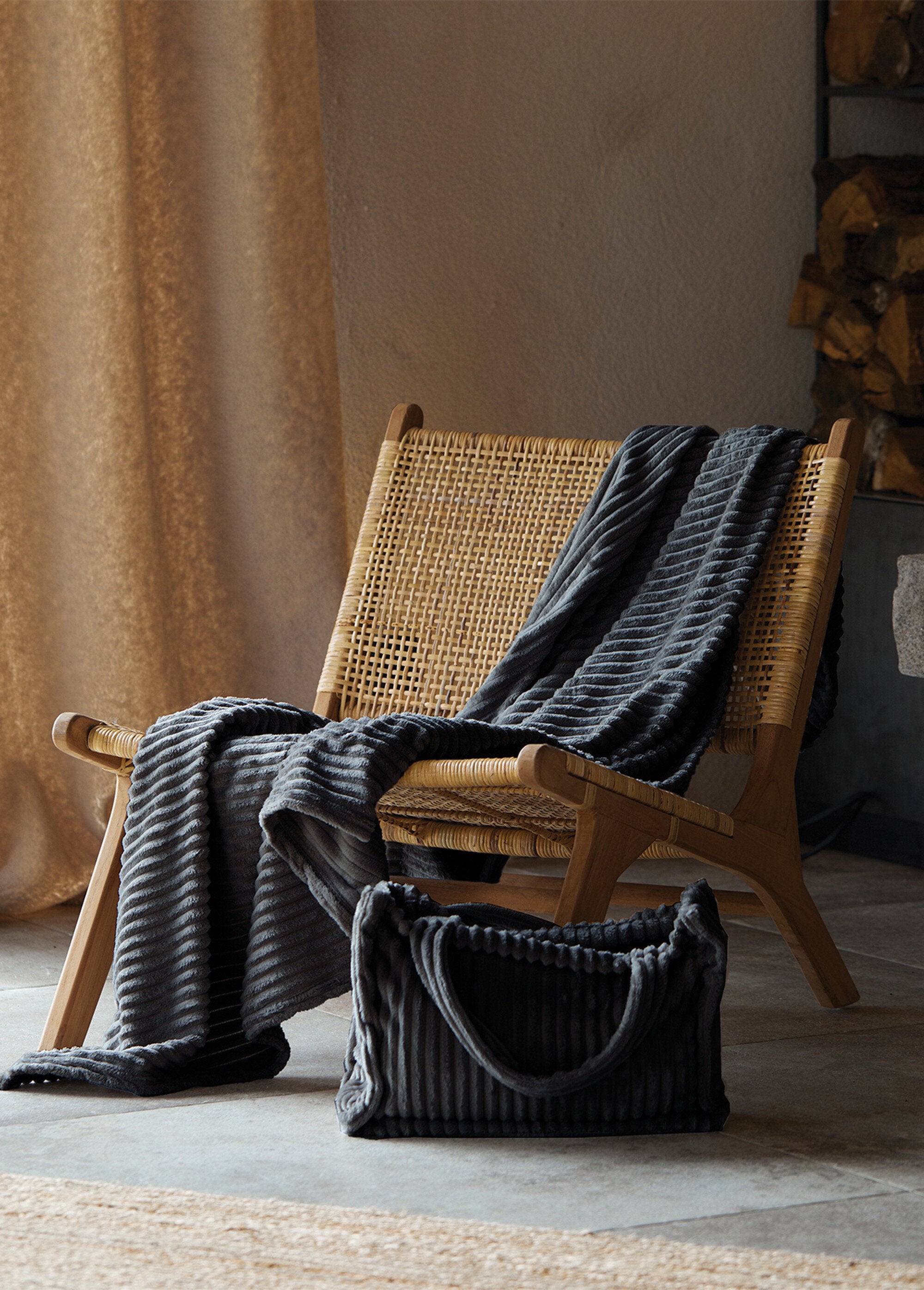 Plush-feel,_ribbed-effect_throw_Anthracite_SF1_slim