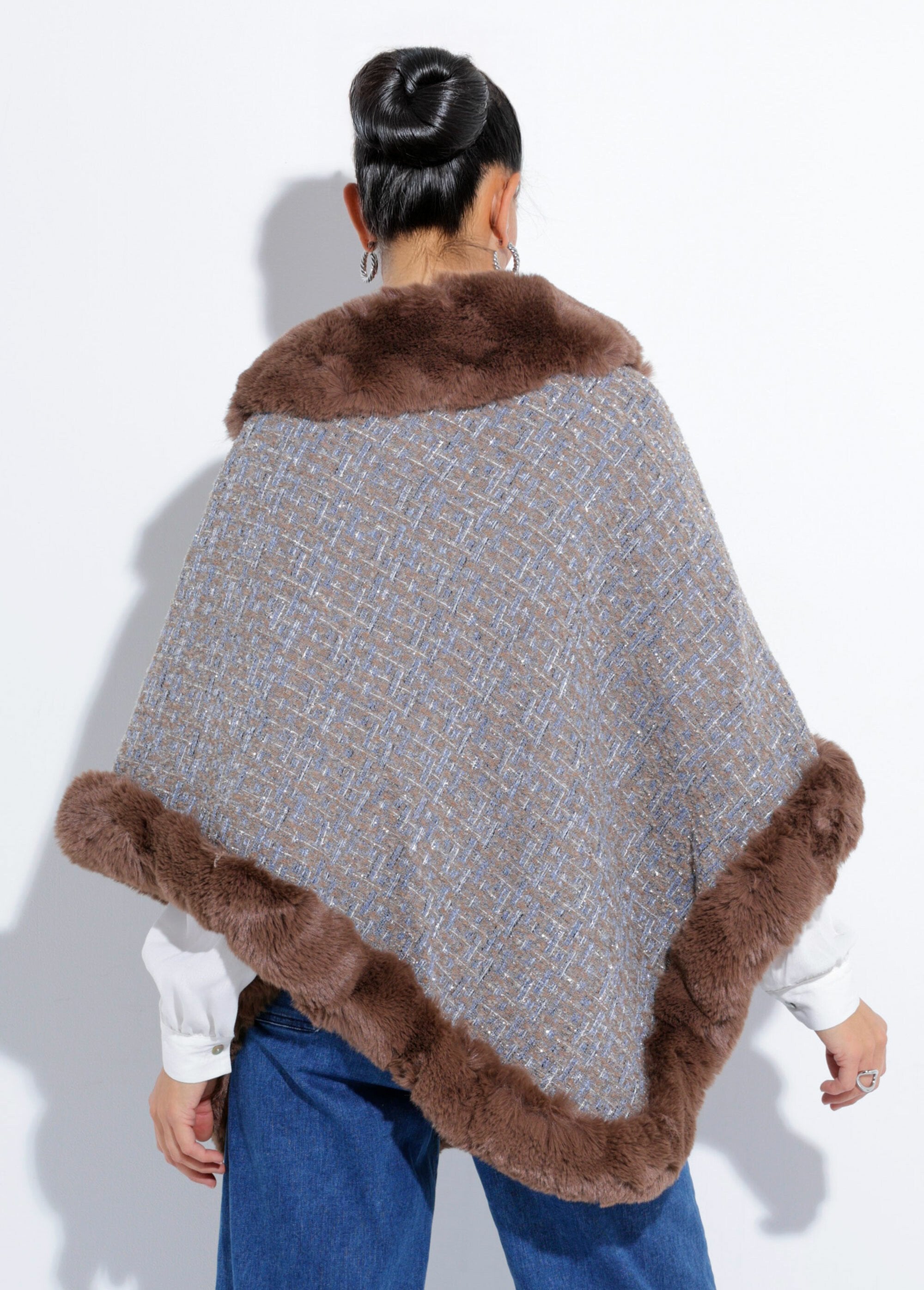 Poncho_cape_à_carreaux_détails_fourrure_Marron_et_bleu_DO1_slim