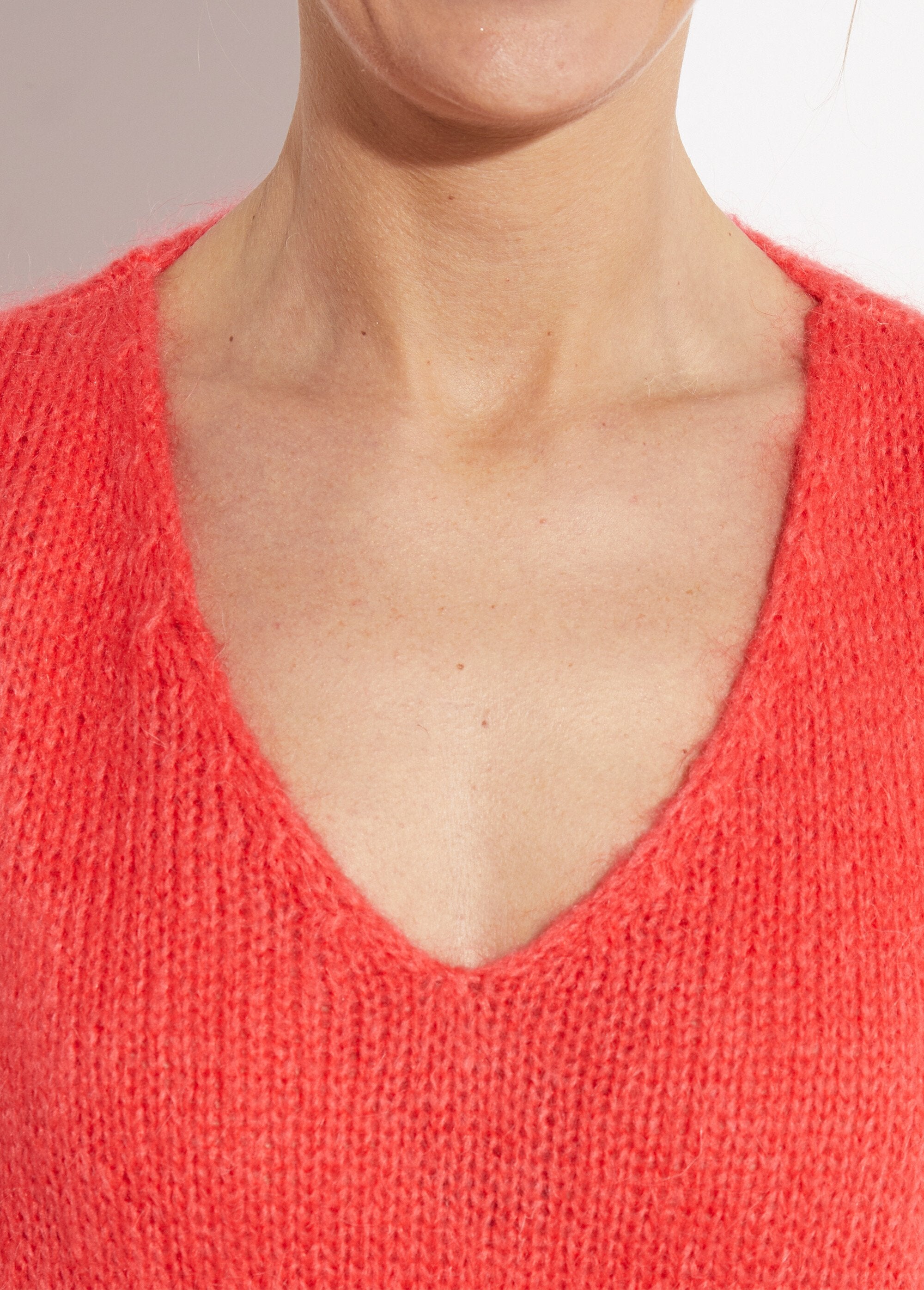 Warm_V-neck_knit_sweater_with_mohair_Coral_DE1_slim