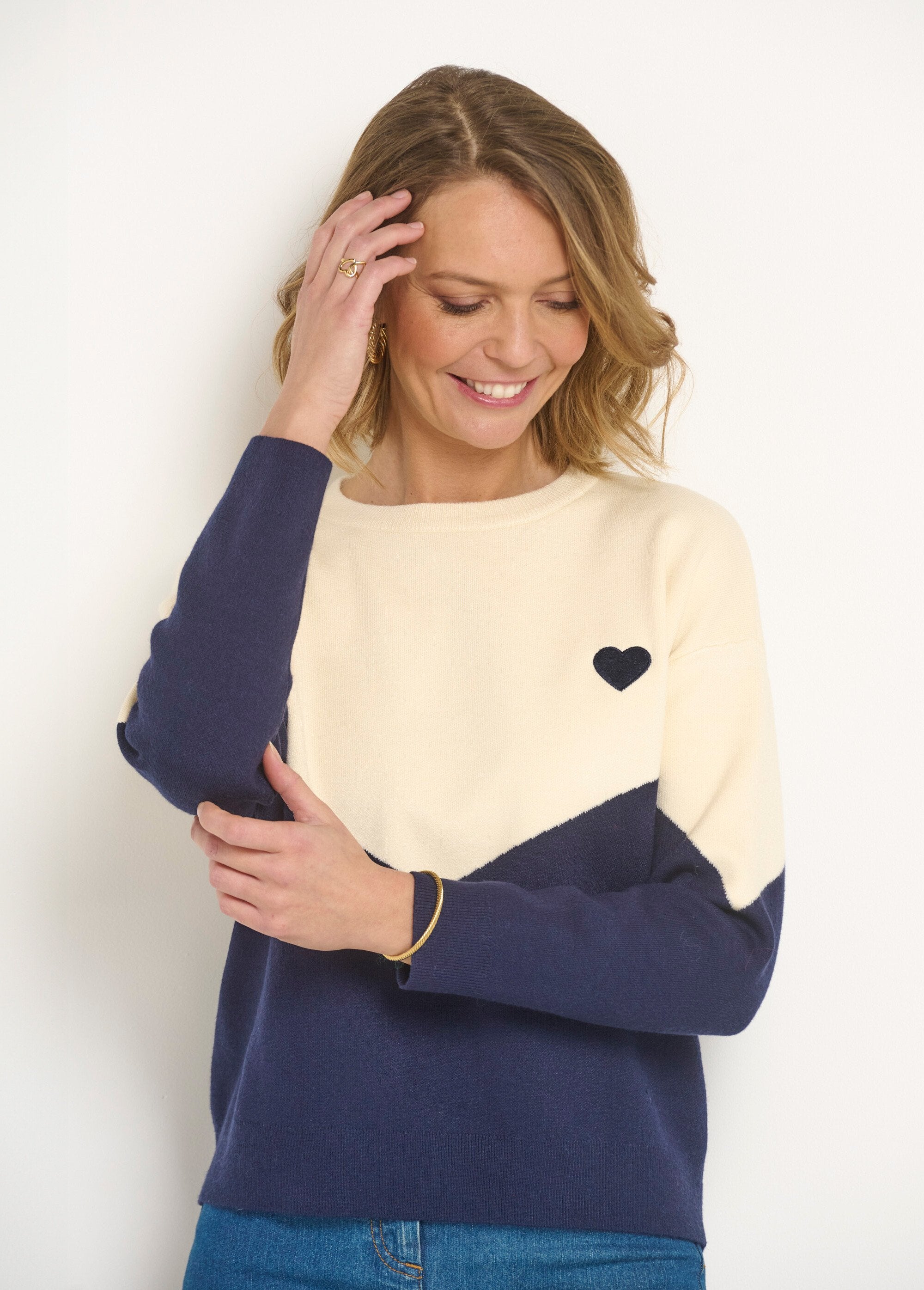 Warm_sweater_with_graphic_effect_and_heart_detail_Navy_and_ecru_DE1_slim