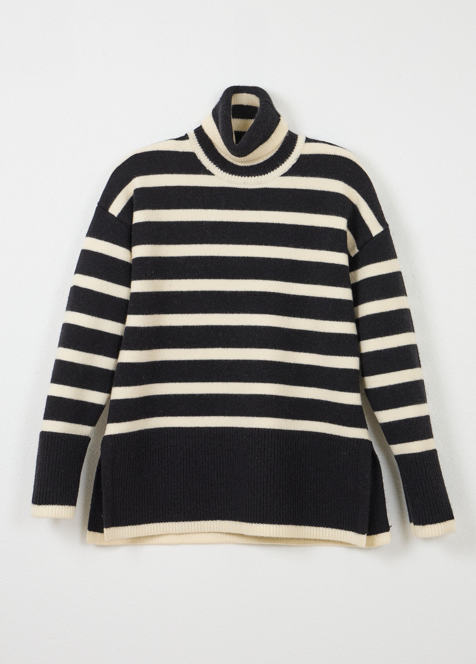 Turtleneck_sweater_with_long,_dropped_sleeves_Black_stripe_AP1_slim