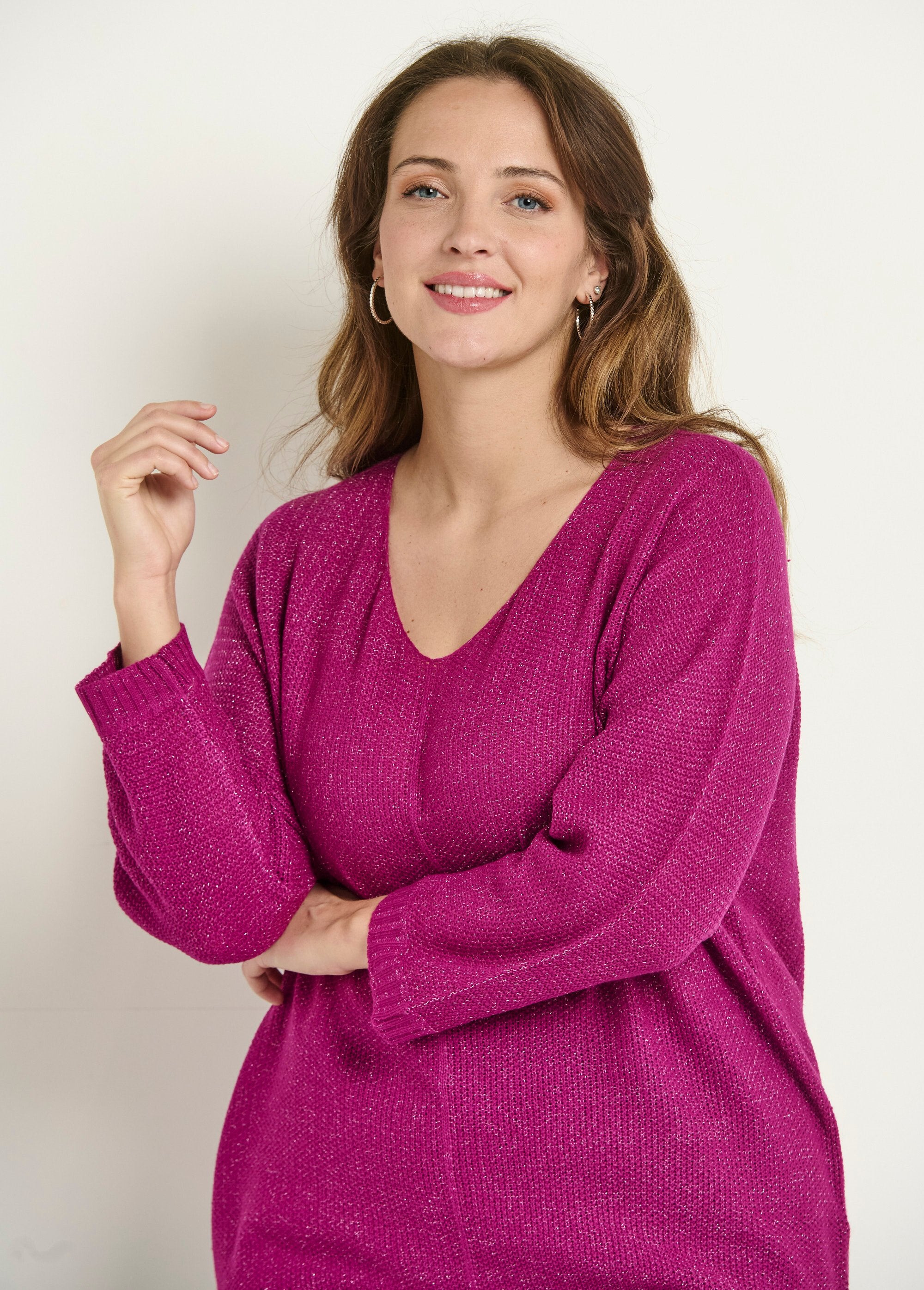 V-neck_sweater_with_metallic_fancy_knit_Fuchsia_DE1_curvy