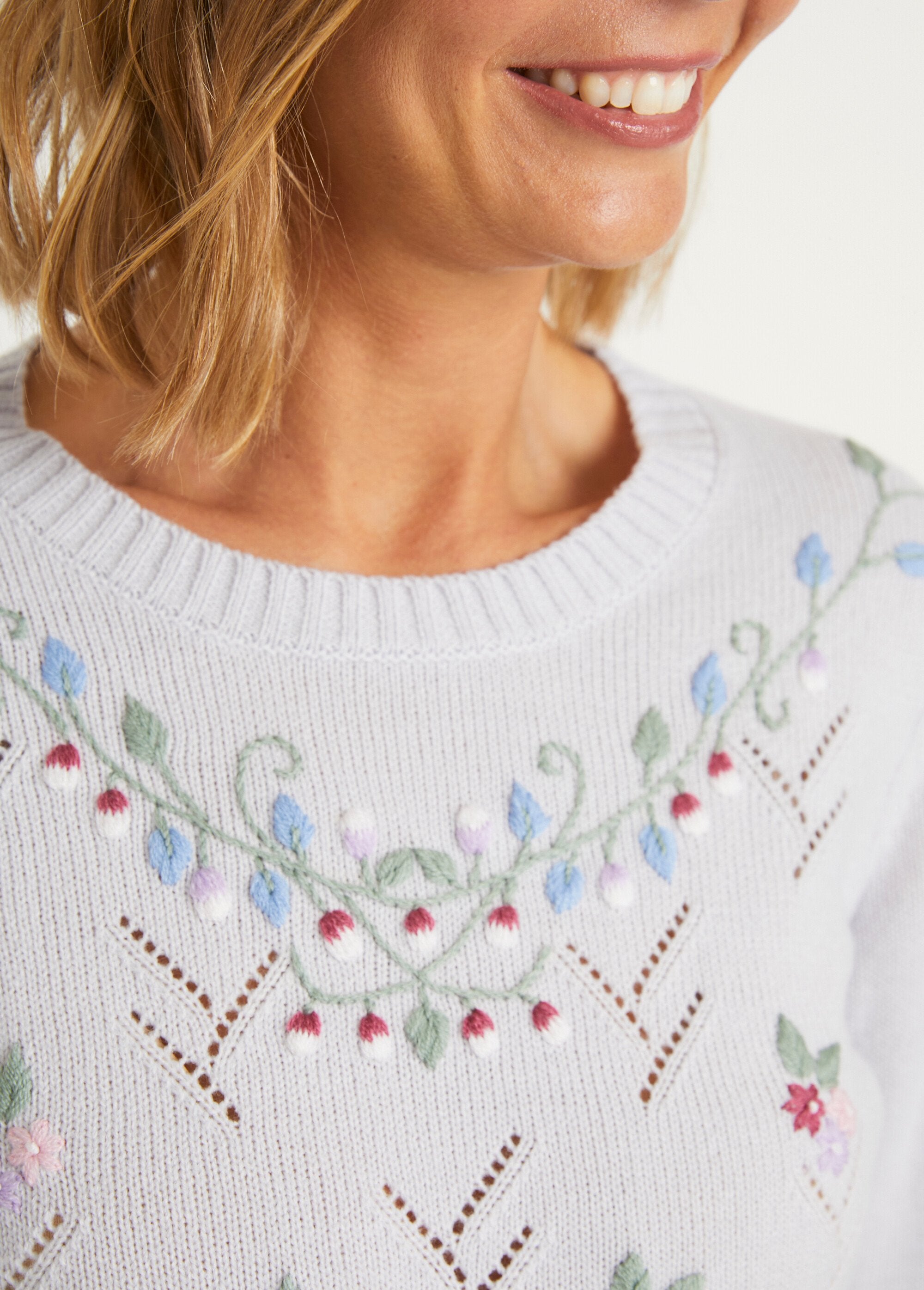 Soft_plain_embroidered_openwork_round_neck_sweater_Money_DE2_slim