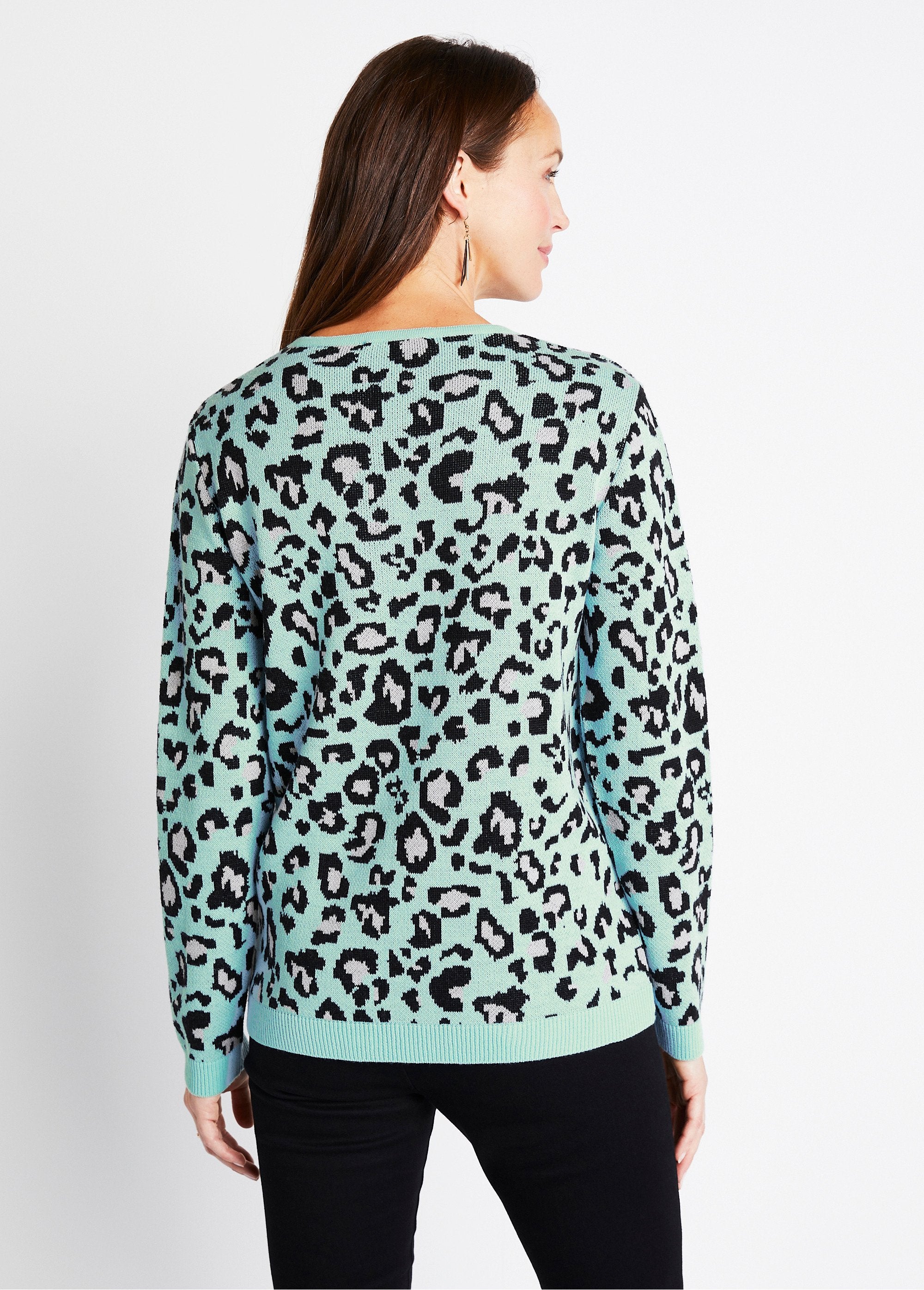 Round_neck_leopard_jacquard_sweater_Onyx_and_black_DO1_slim