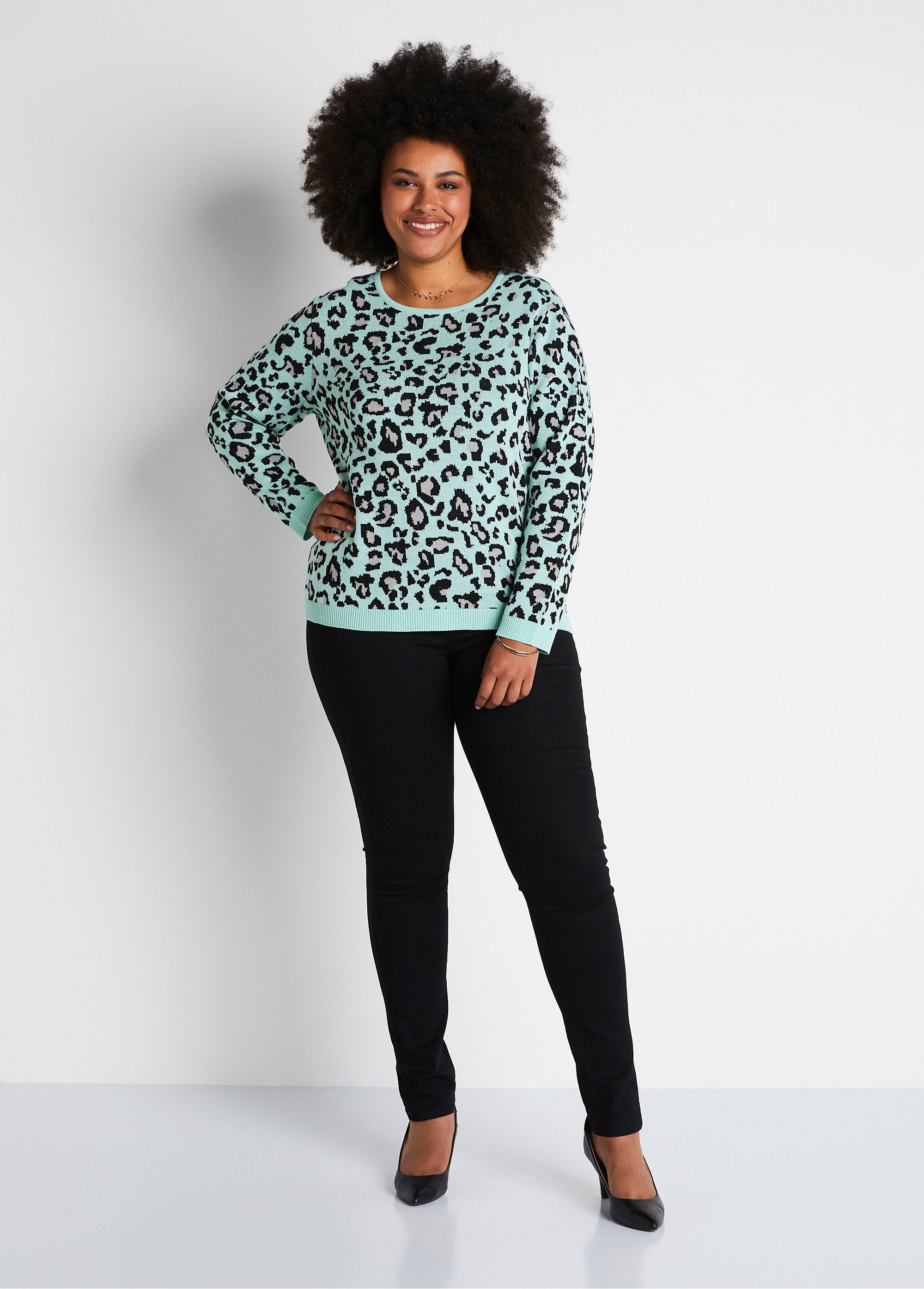 Round_neck_leopard_jacquard_sweater_Onyx_and_black_SF1_curvy