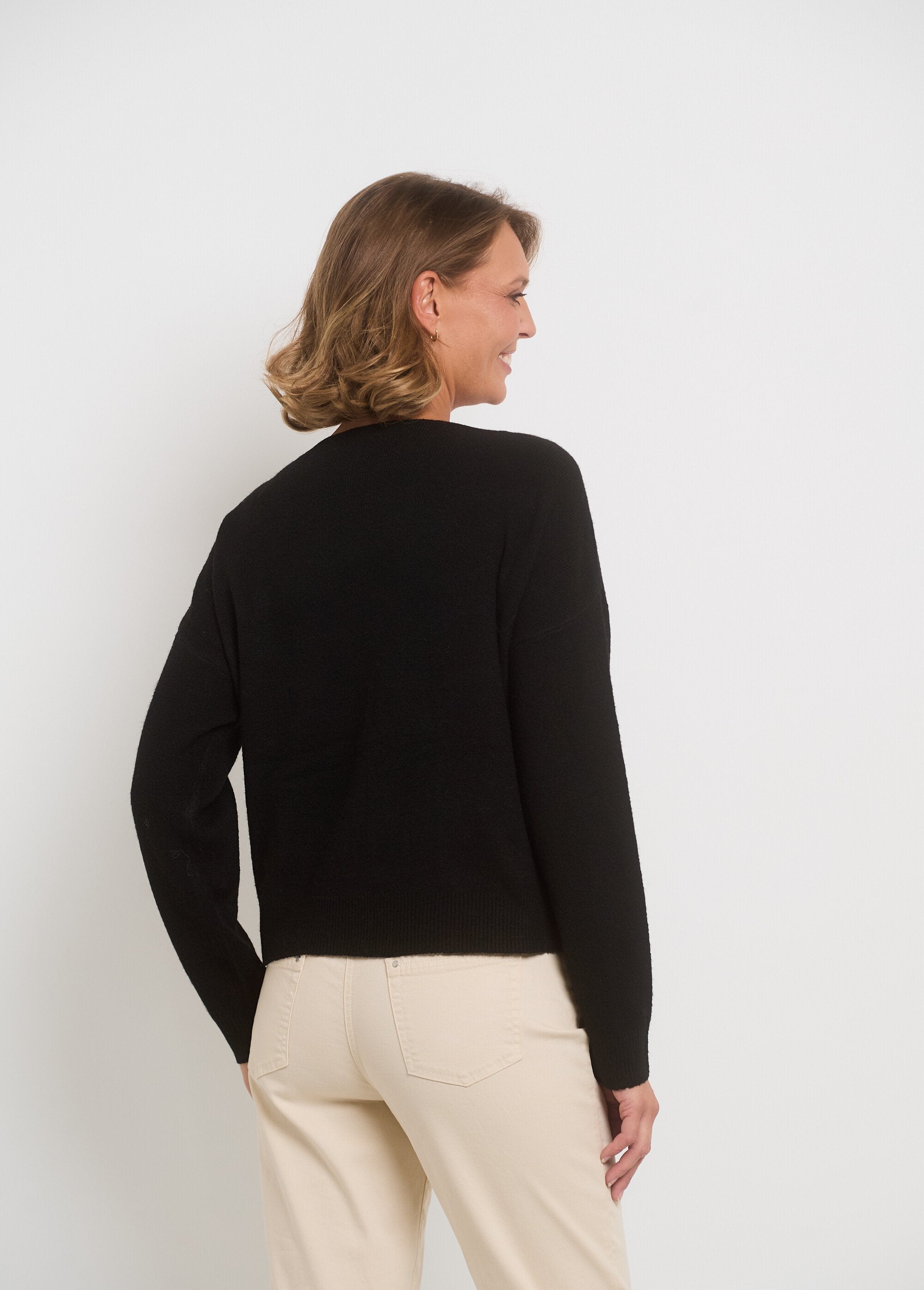 Long_sleeve_sweater_with_heart_embroidery_Black_DO1_slim