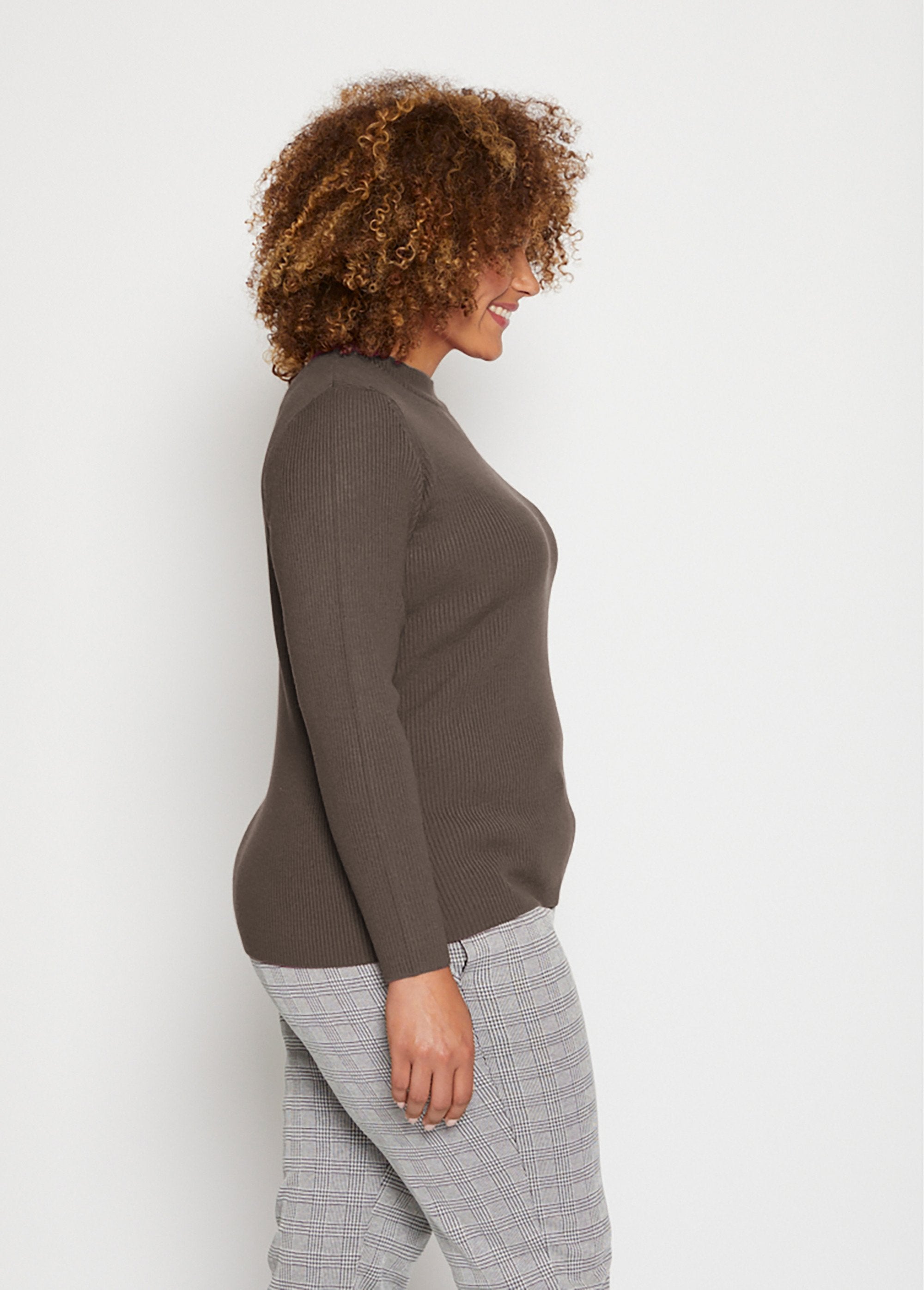 Short_ribbed_knit_high_neck_sweater_Mole_DR1_curvy