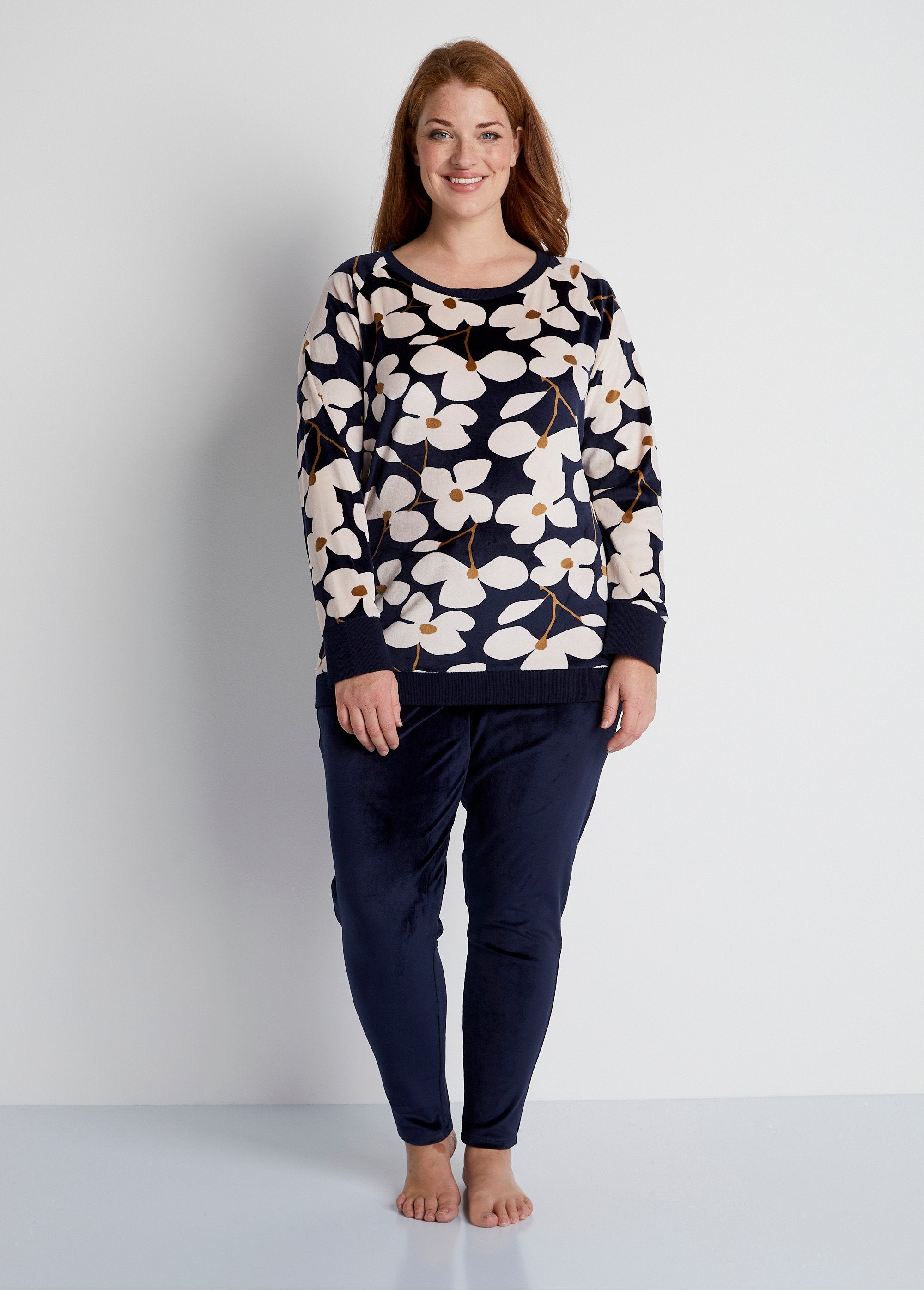 Velvet_pajamas_with_printed_top_and_plain_bottom_Printed_FA1_curvy