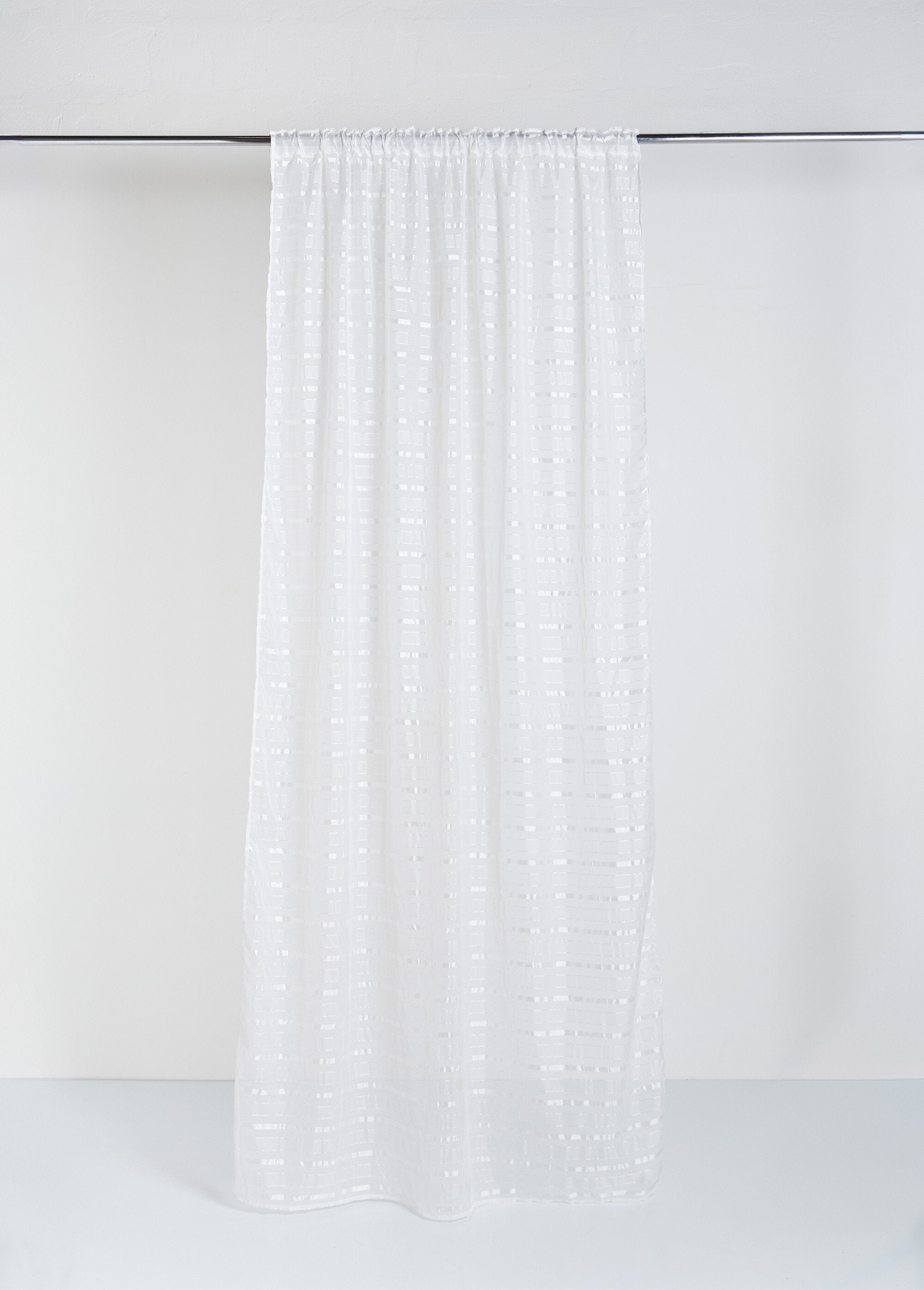 Curtain_1_panel_with_gathered_headings,_horizontal_lines._White_stripe_FA1_slim