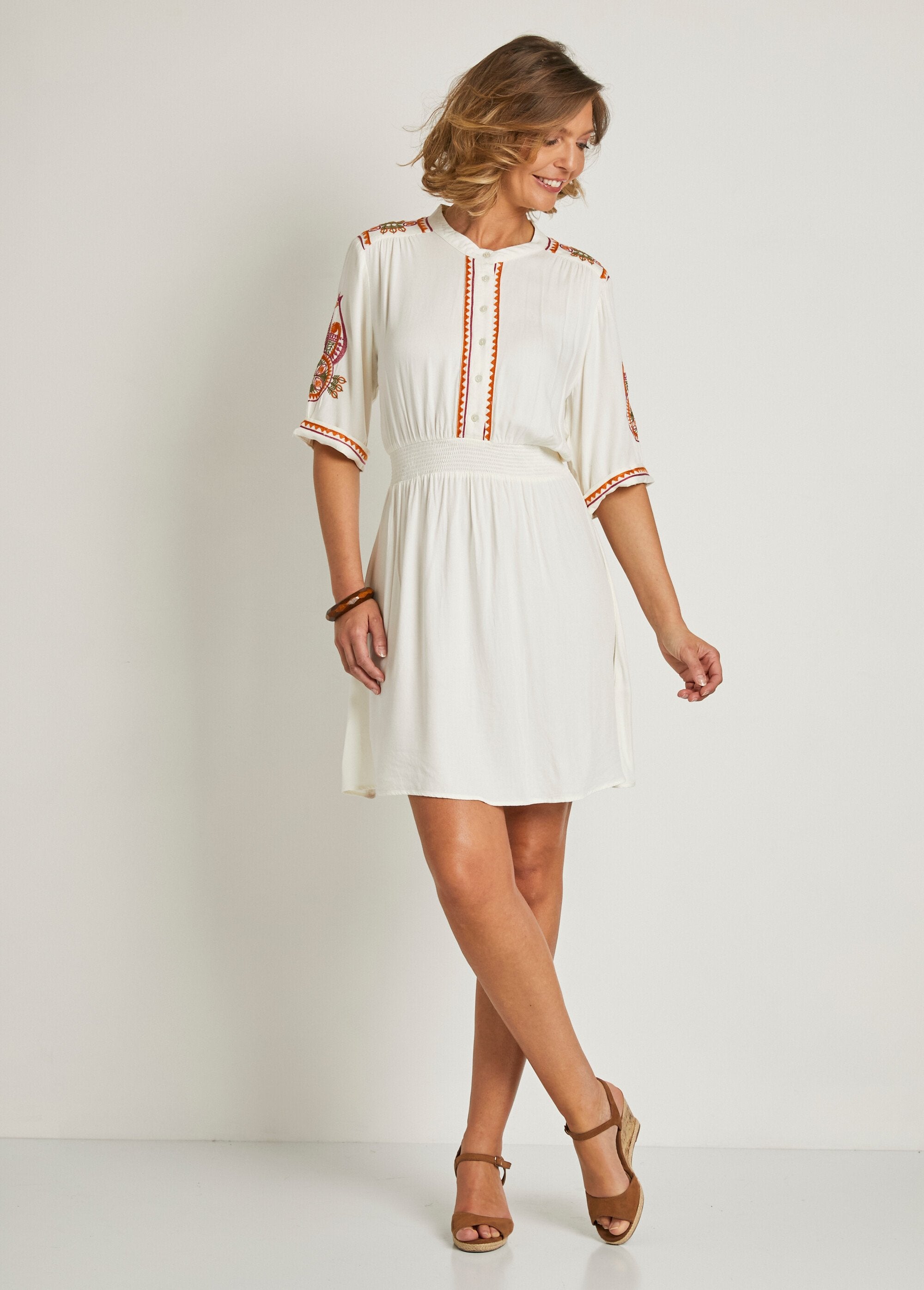 Short_embroidered_dress_with_buttons_Ecru_FA1_slim