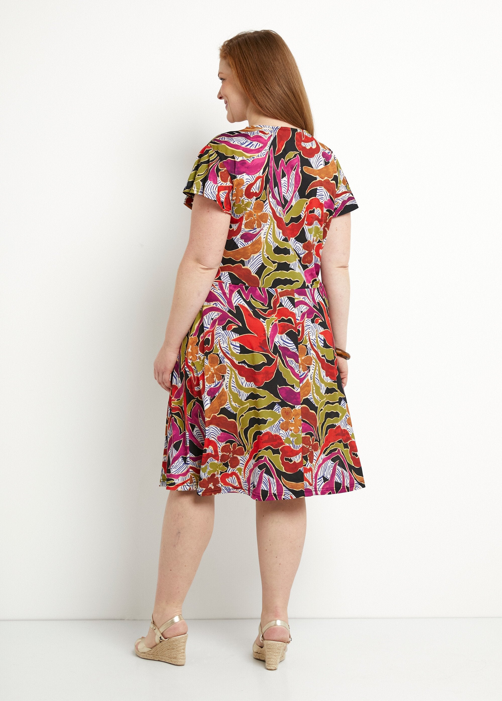 Short_flared_printed_wrap_dress_Black_and_parma_DO1_curvy