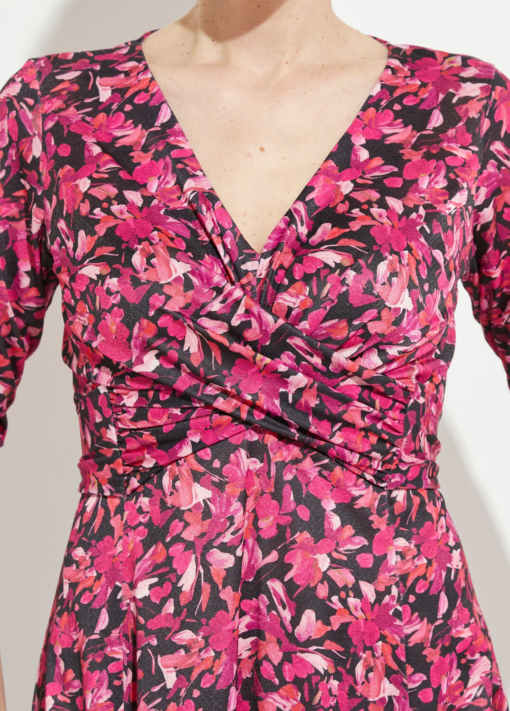 Short_wrap_dress_in_floral_knit_Fuchsia_and_black_DE1_slim