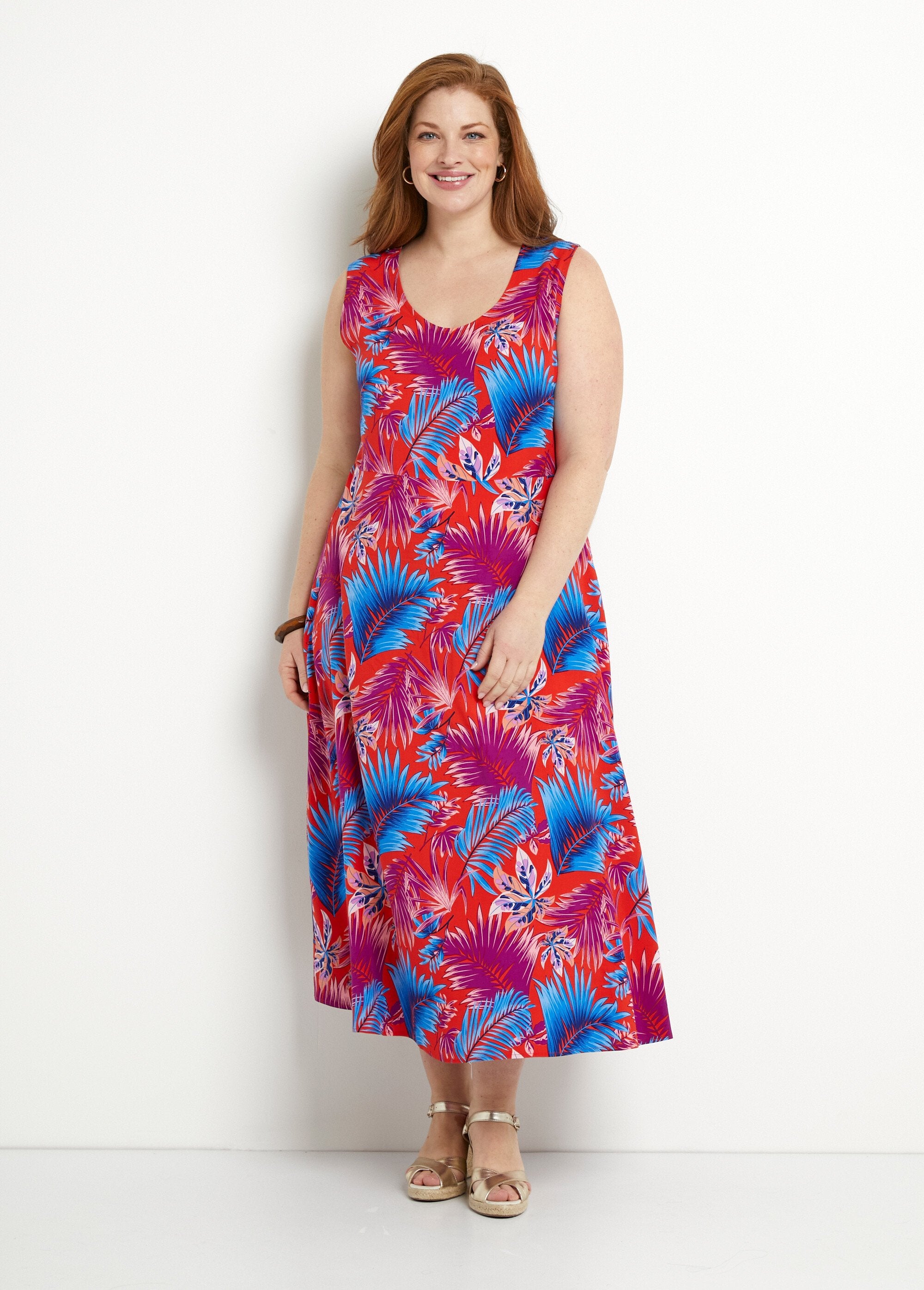 Sleeveless_flared_long_dress_with_foliage_print_Red_and_blue_FA1_curvy