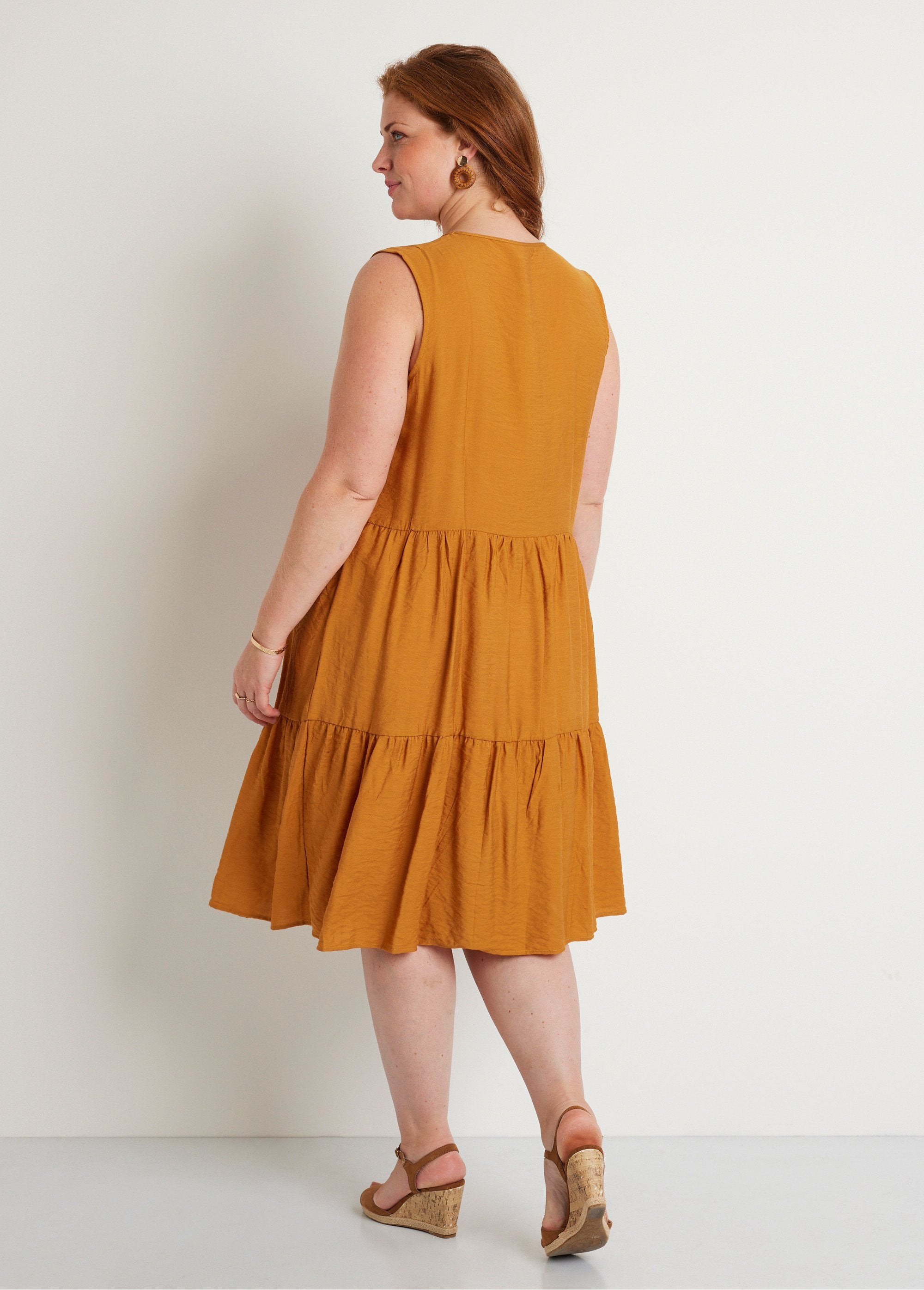 Short_ruffled_sleeveless_dress_Saffron_DO1_curvy