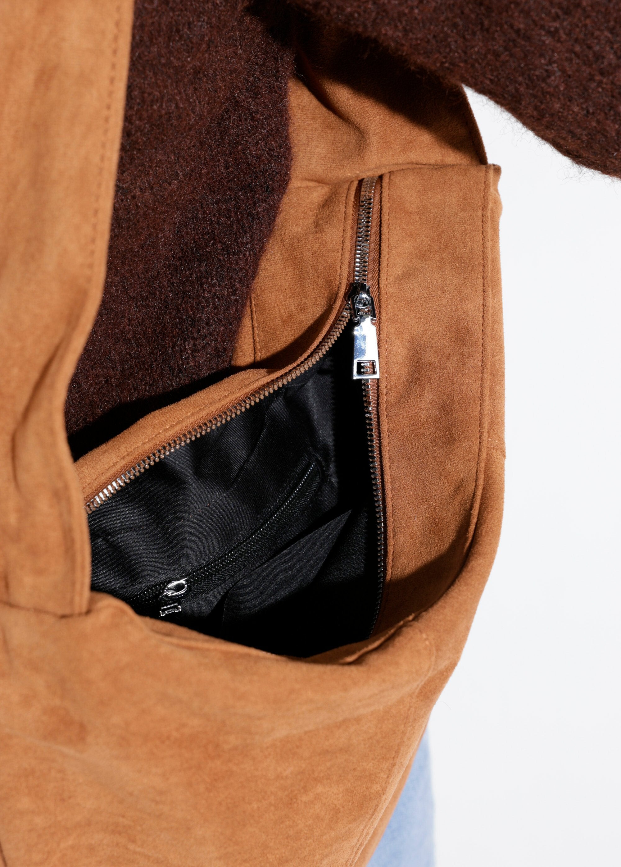 Suede_bag_with_wide_shoulder_strap_camel_DE2_slim