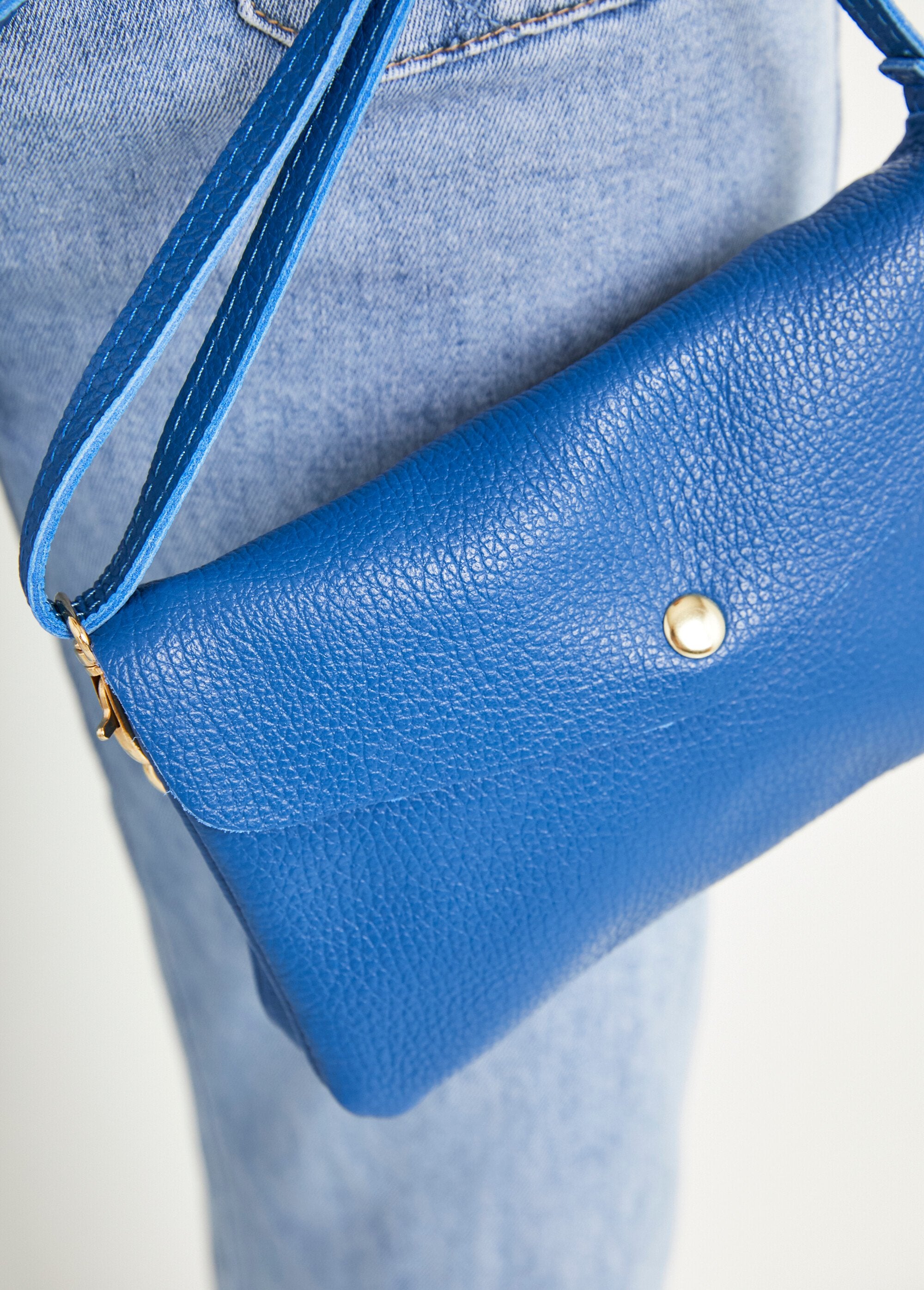 Shoulder_bag_in_grained_leather_Royal_blue_DE1_slim