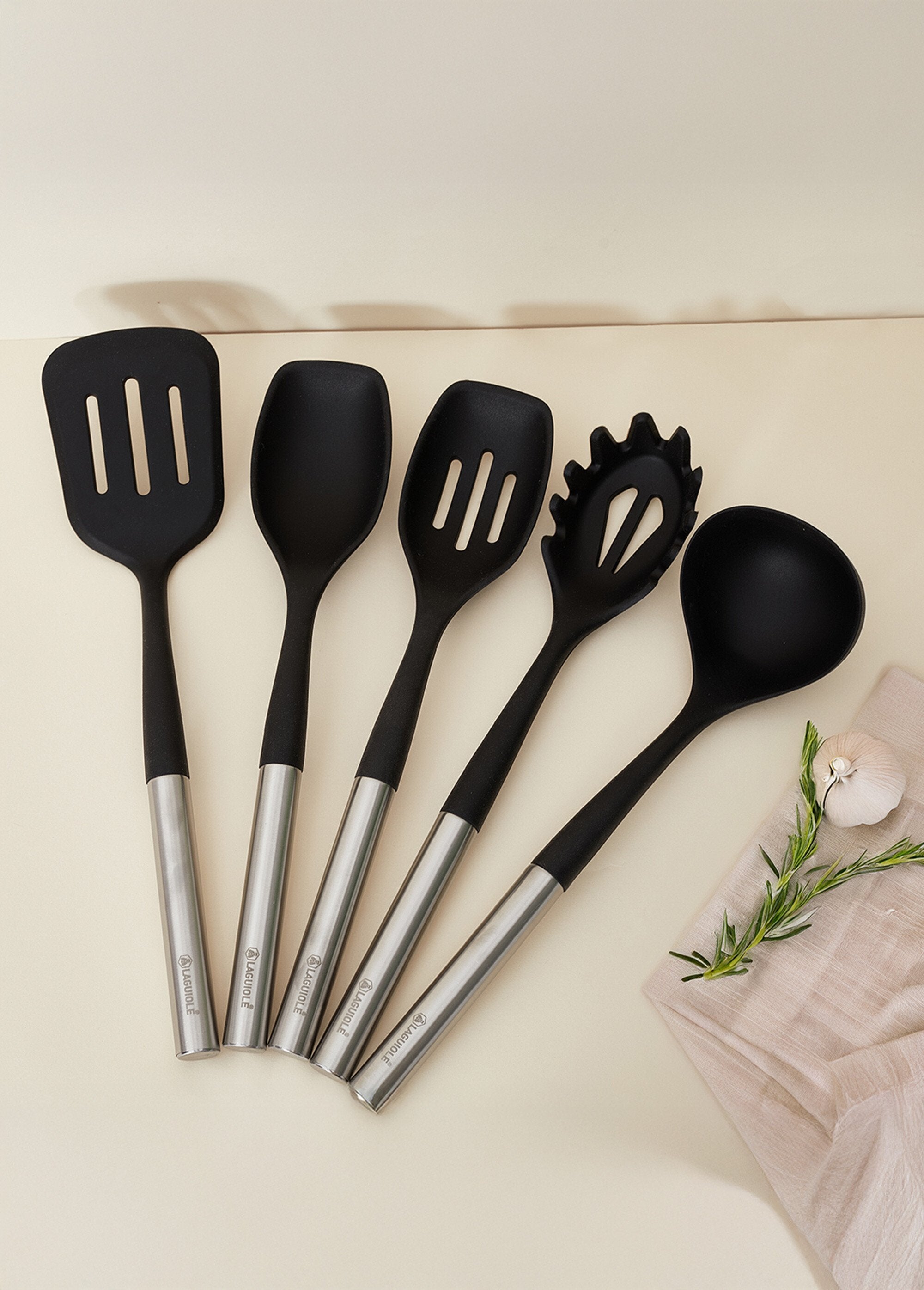 Set_of_5_silicone_utensils_+_stainless_steel_pot_Gray_and_black_SF1_slim