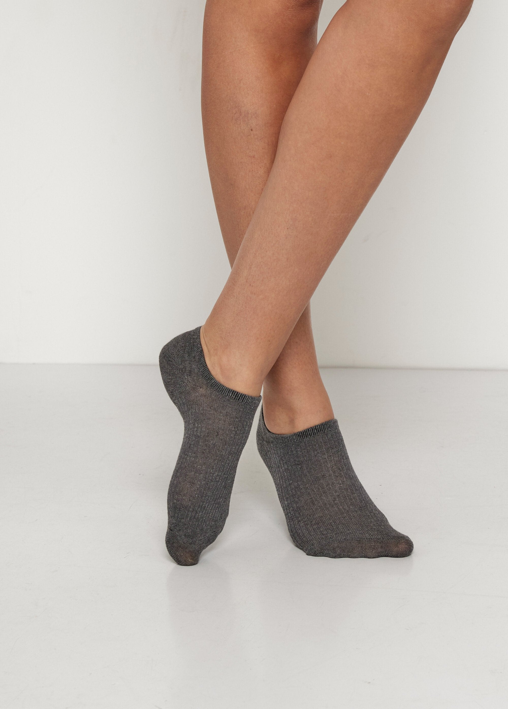 Dark_ribbed_low_ankle_socks_Black_matching_FA1_slim
