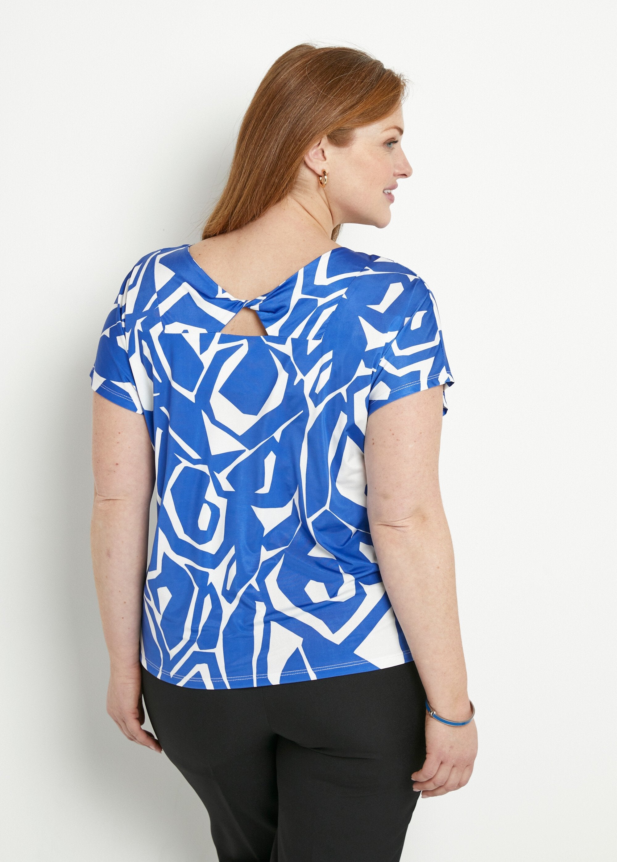 T-shirt_droit_court_col_V_imprimé_graphique_Bleu_et_blanc_DO1_curvy