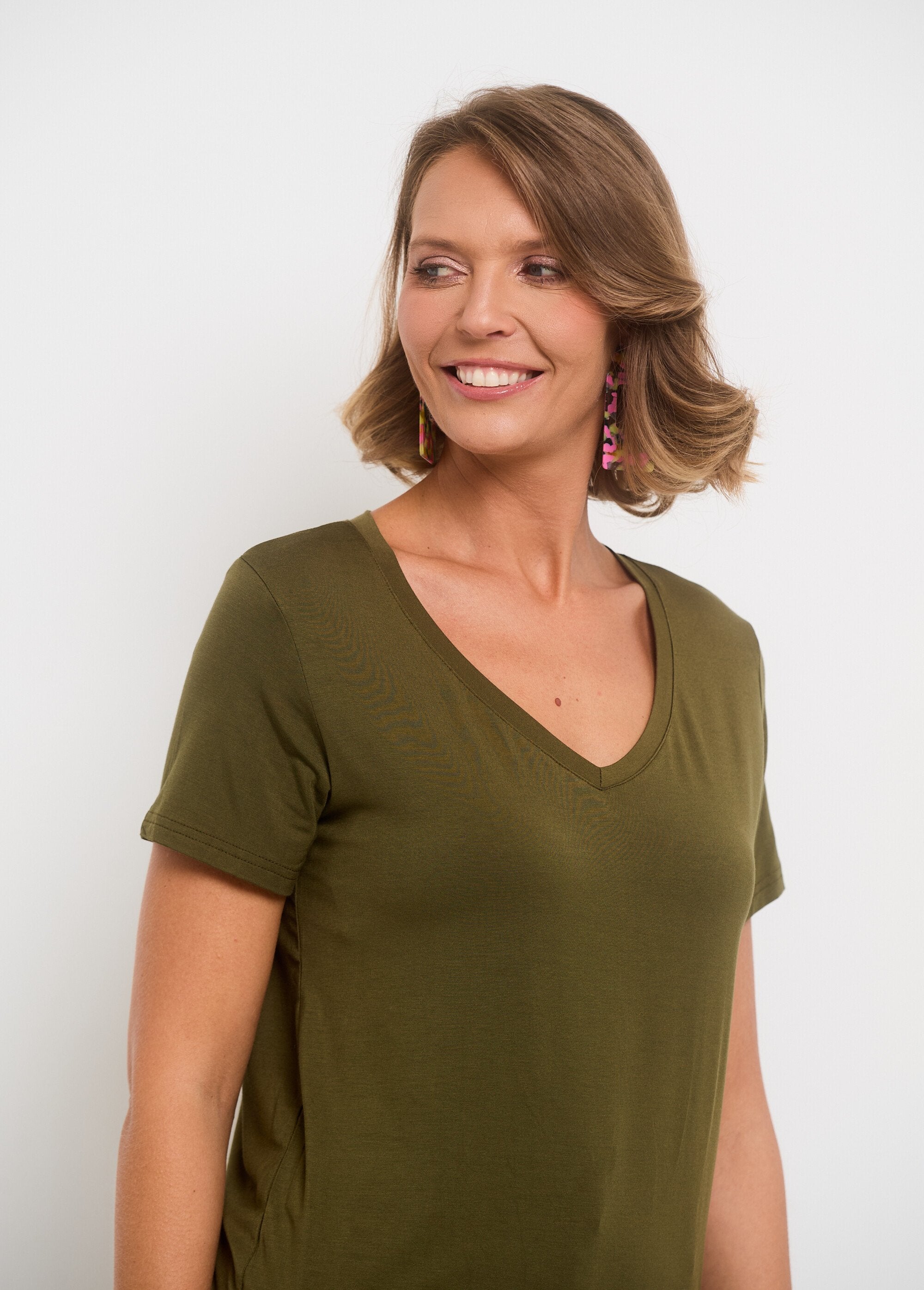 Short-sleeved_V-neck_fluid_t-shirt_Khaki_DE1_slim