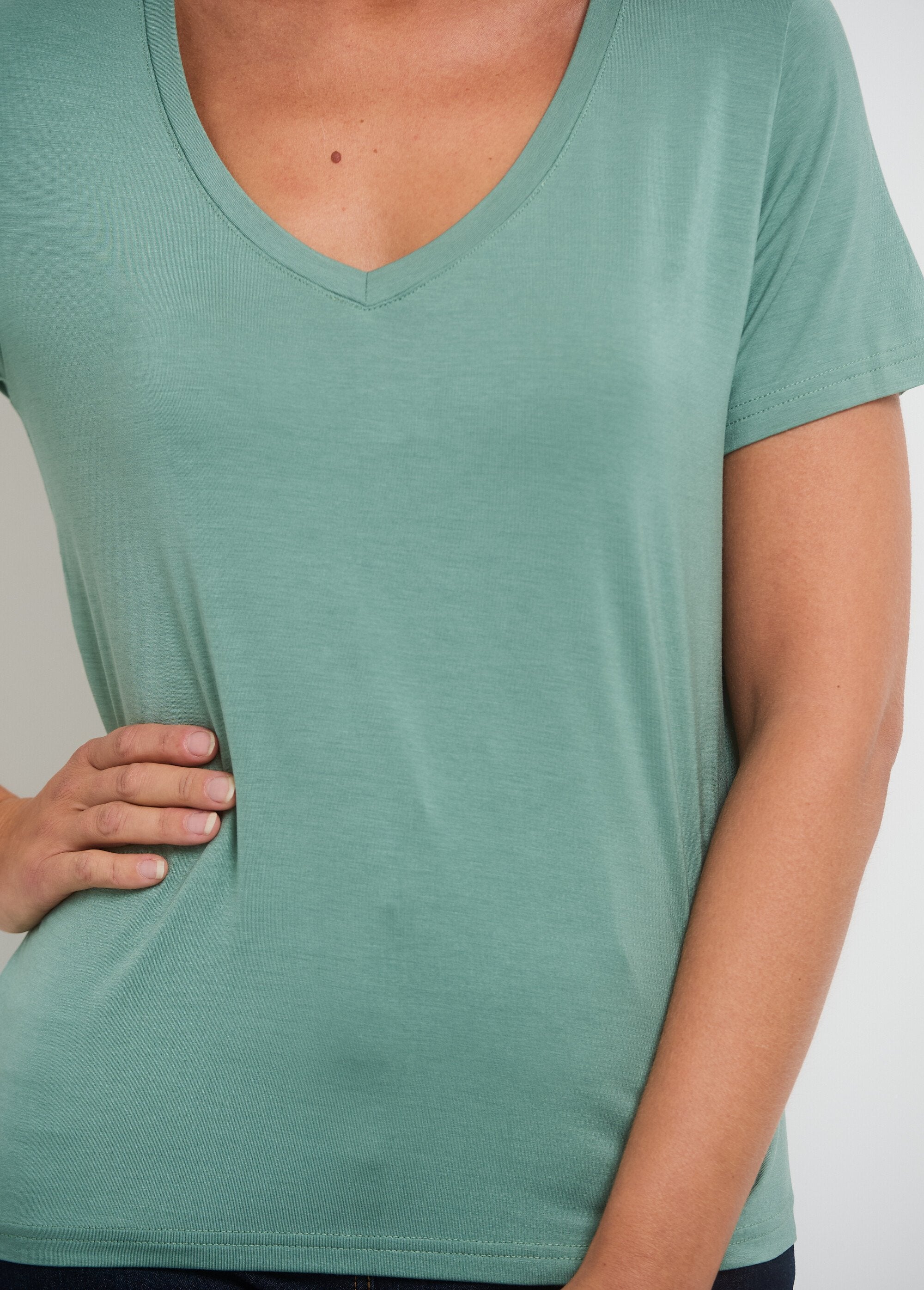 Short-sleeved_V-neck_fluid_t-shirt_Light_green_DE2_slim