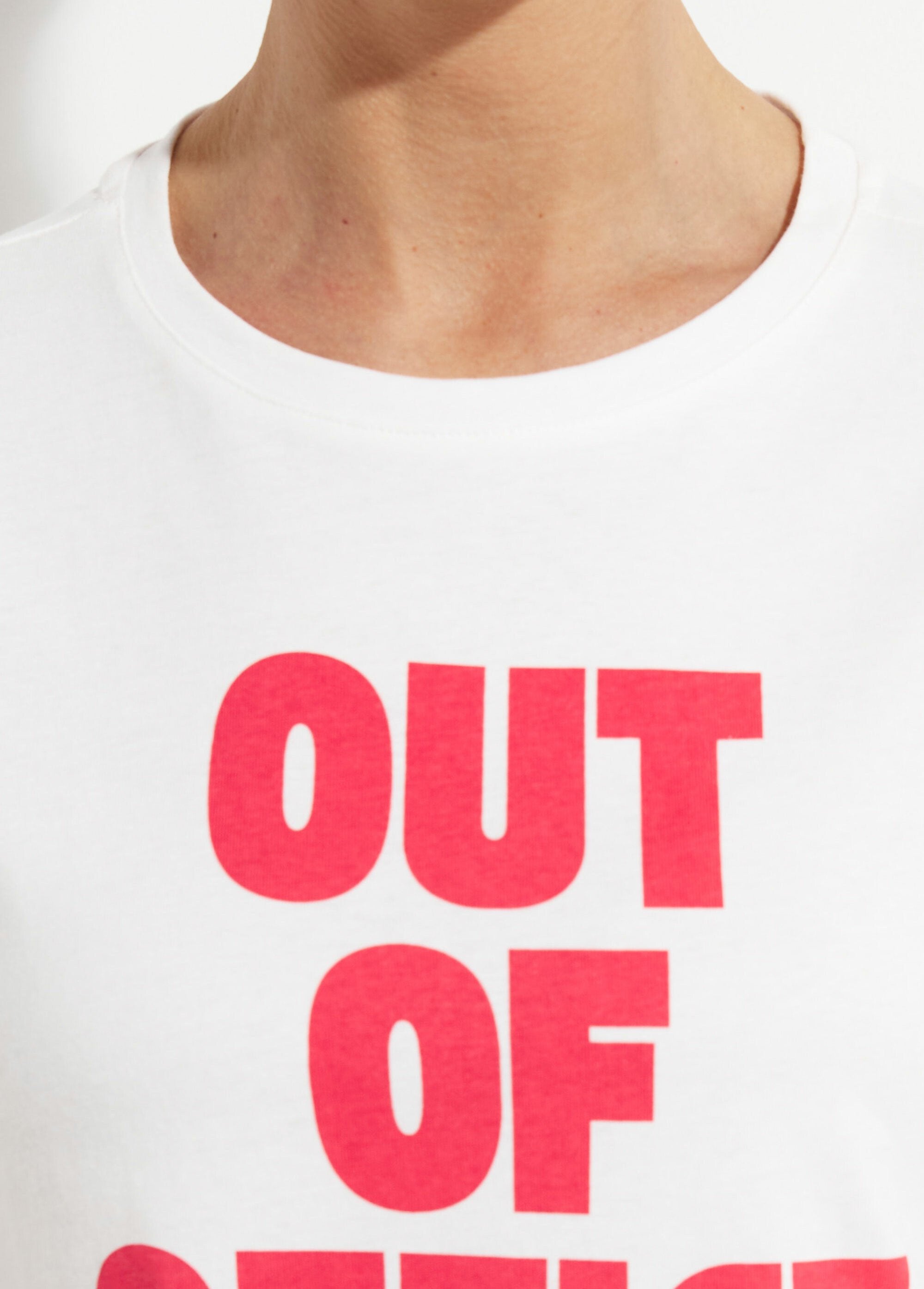 T-shirt_fun_inscription_Out_of_office_Blanc_et_rouge_DE2_slim
