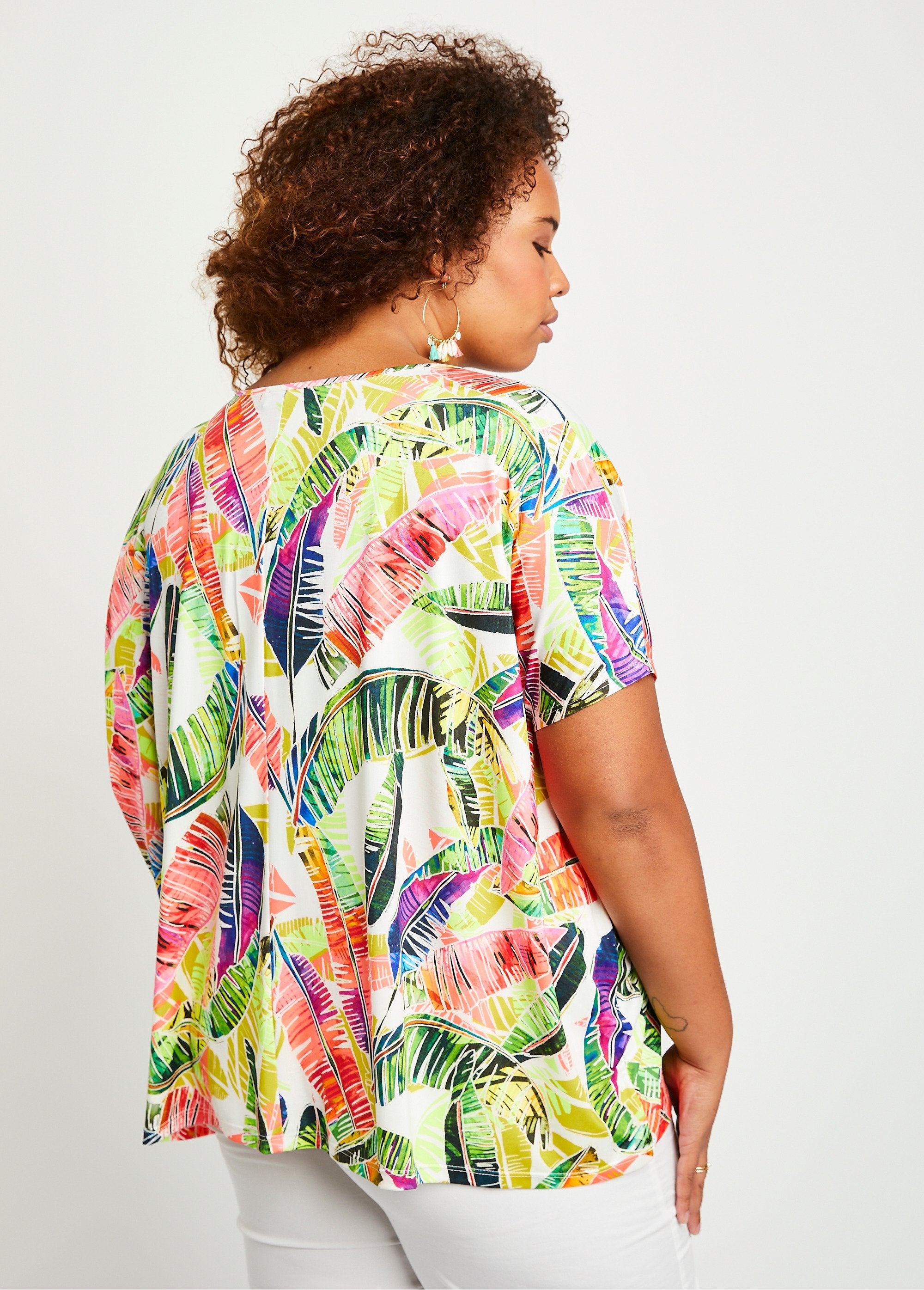 Long_loose_t-shirt_with_neon_lace_pattern_Multicolor_print_DO1_curvy