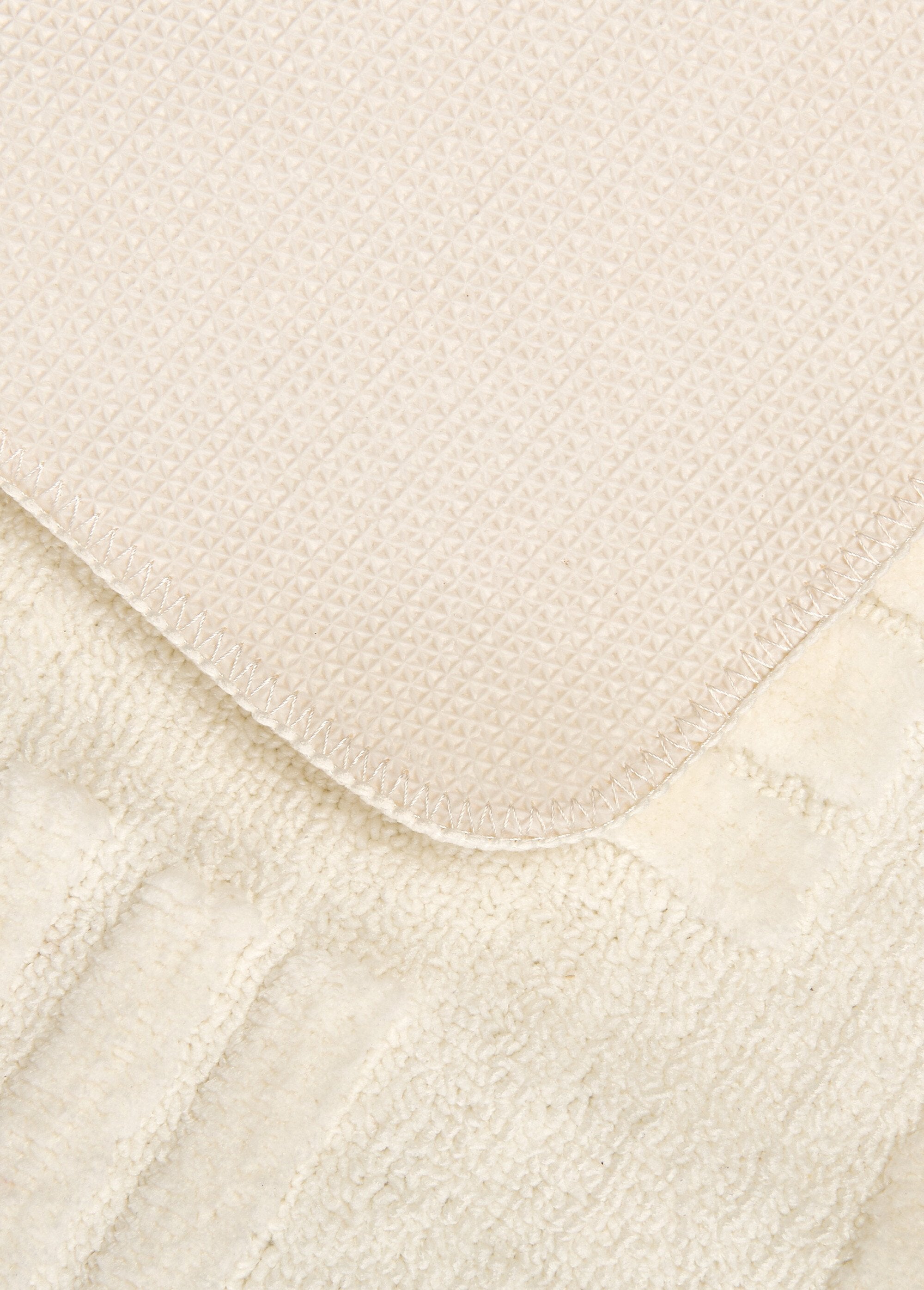 Jacquard_bath_mat,_arch_pattern_White_DE2_slim