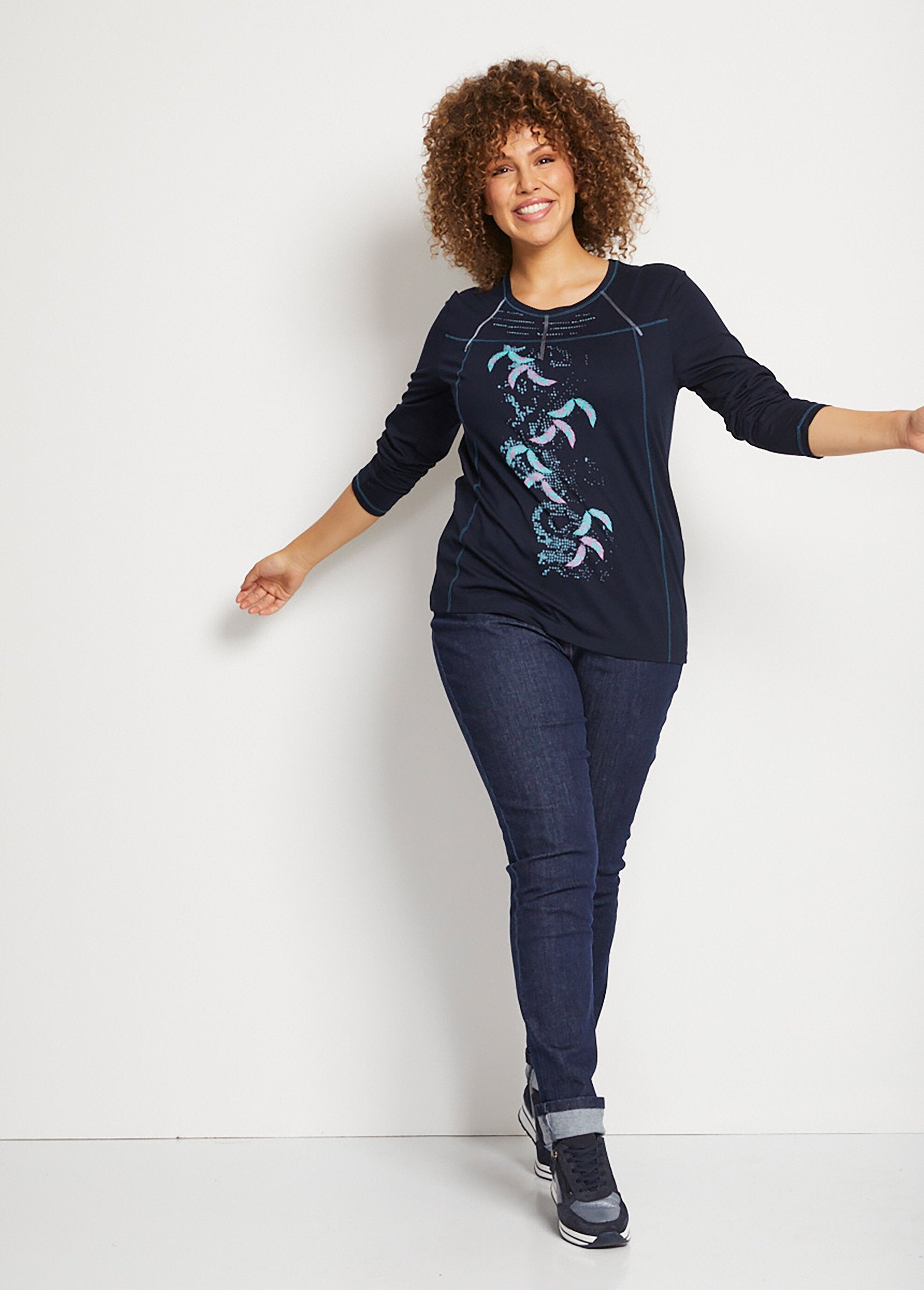 Long-sleeved_T-shirt_with_placed_pattern_Navy_background_SF1_curvy