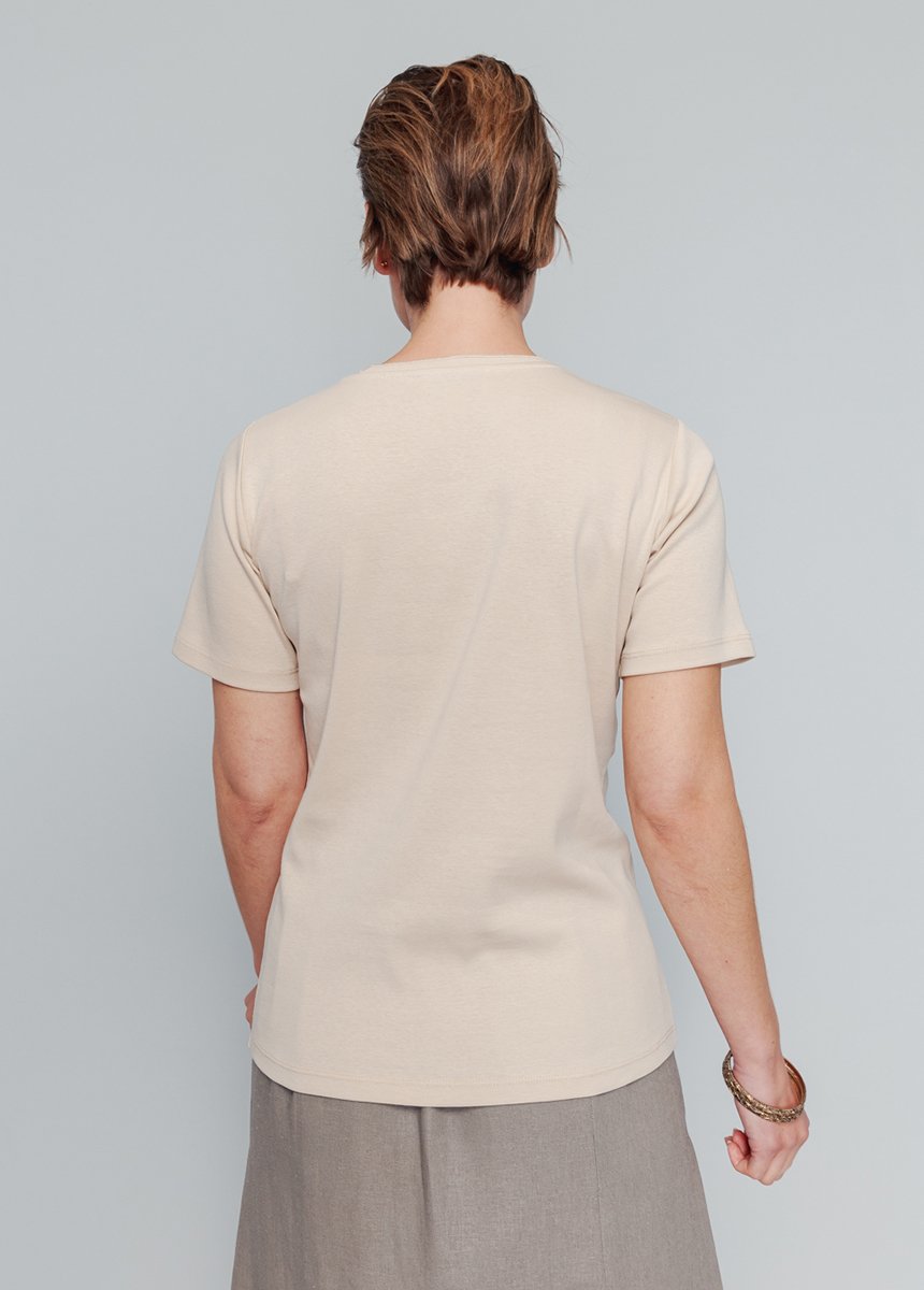 Short-sleeved_t-shirt_with_studded_pattern_collar_Sand_DO1_slim