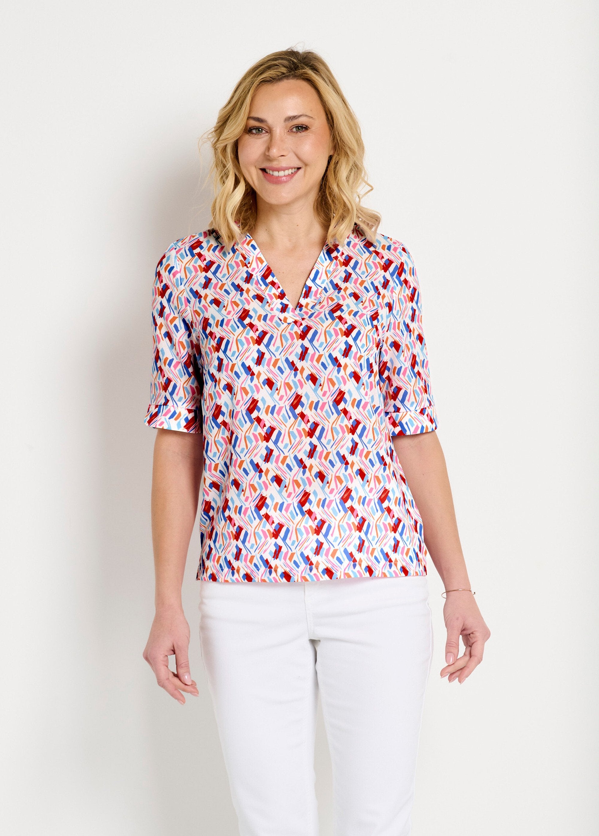 Straight_V-neck_tunic_with_short_printed_sleeves_Blue_and_pink_FA1_slim