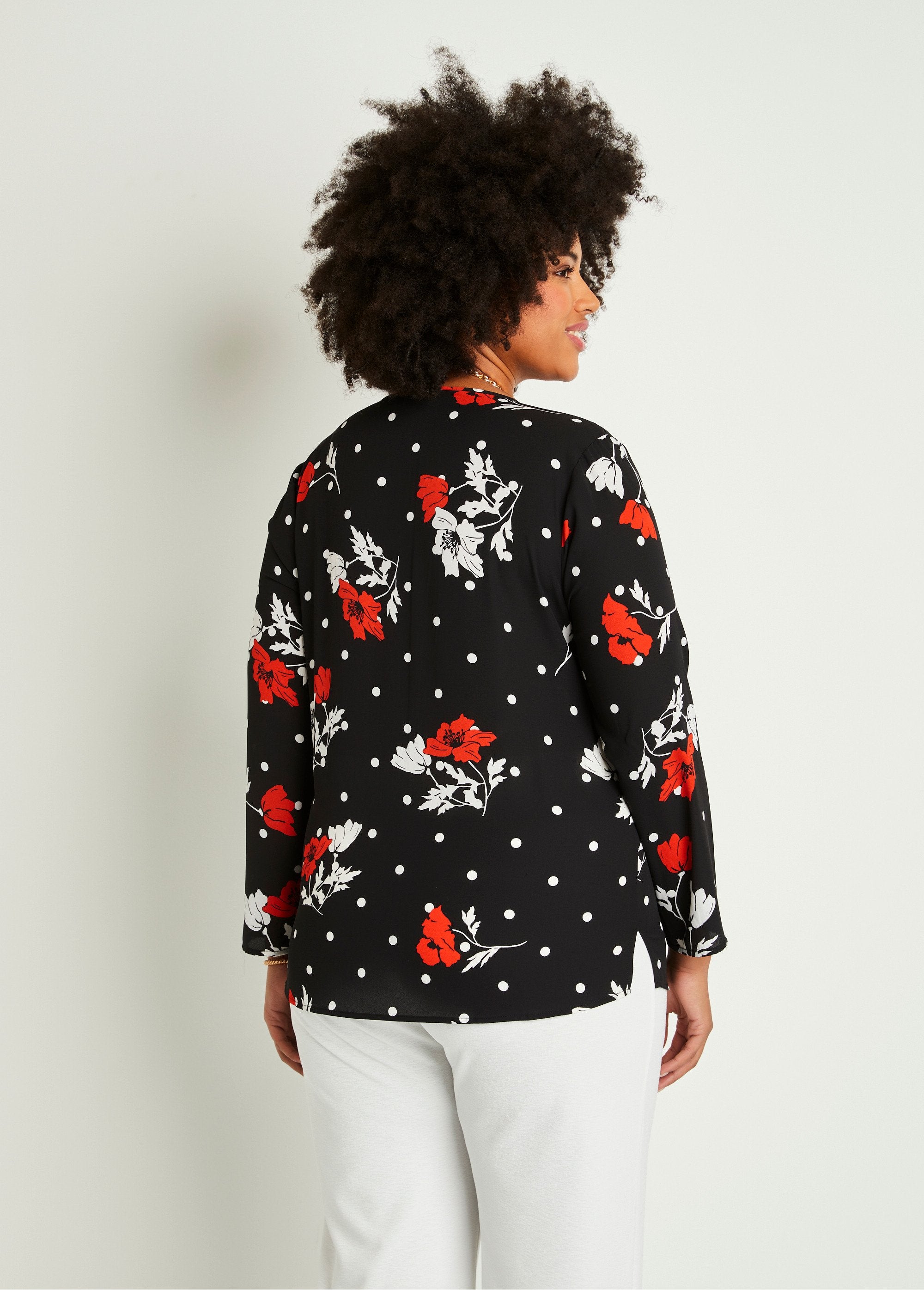 Short_straight_floral_tunic_Black_background_DO1_curvy