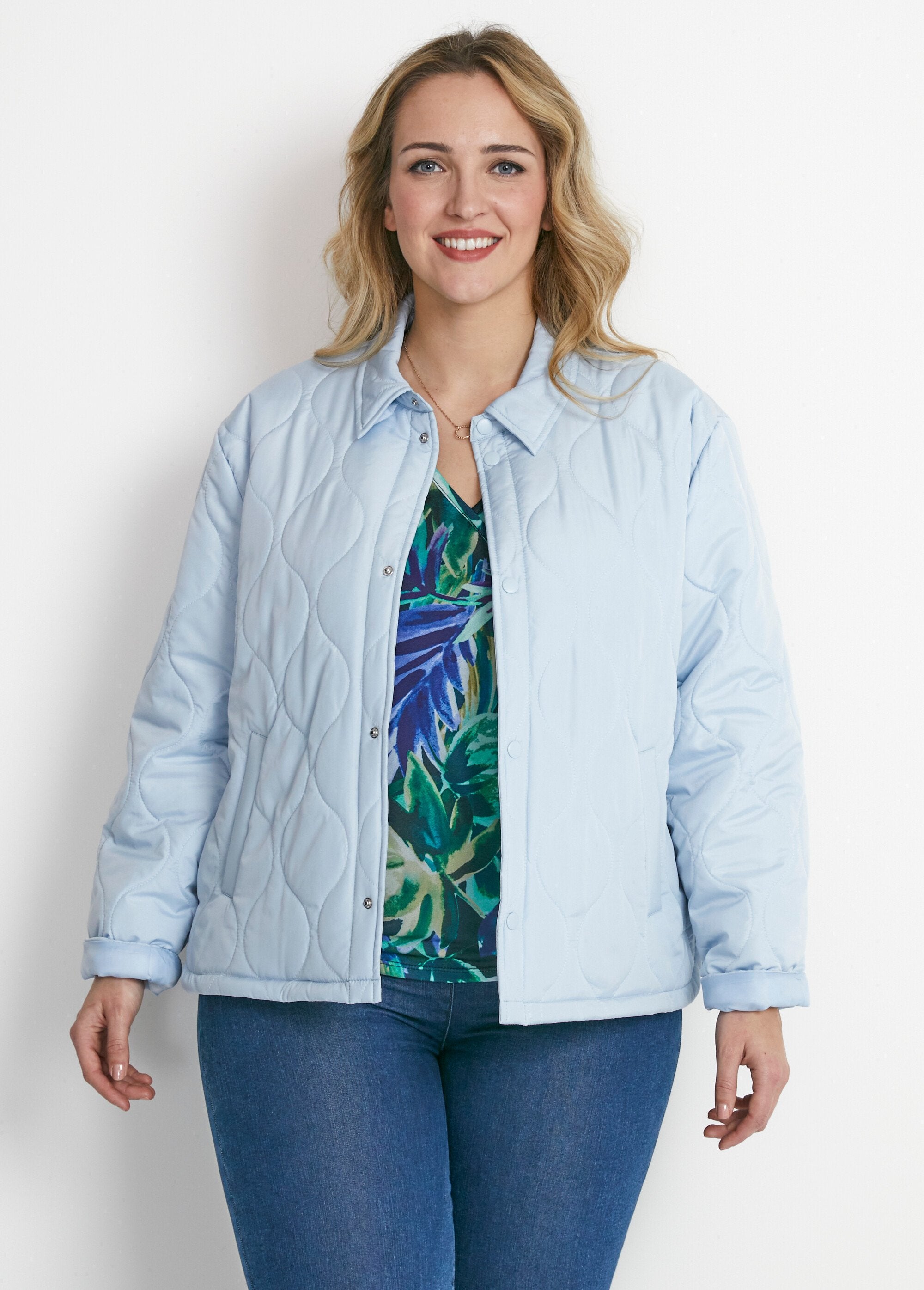 Short_quilted_jacket_with_press_studs_Sky_blue_FA1_curvy