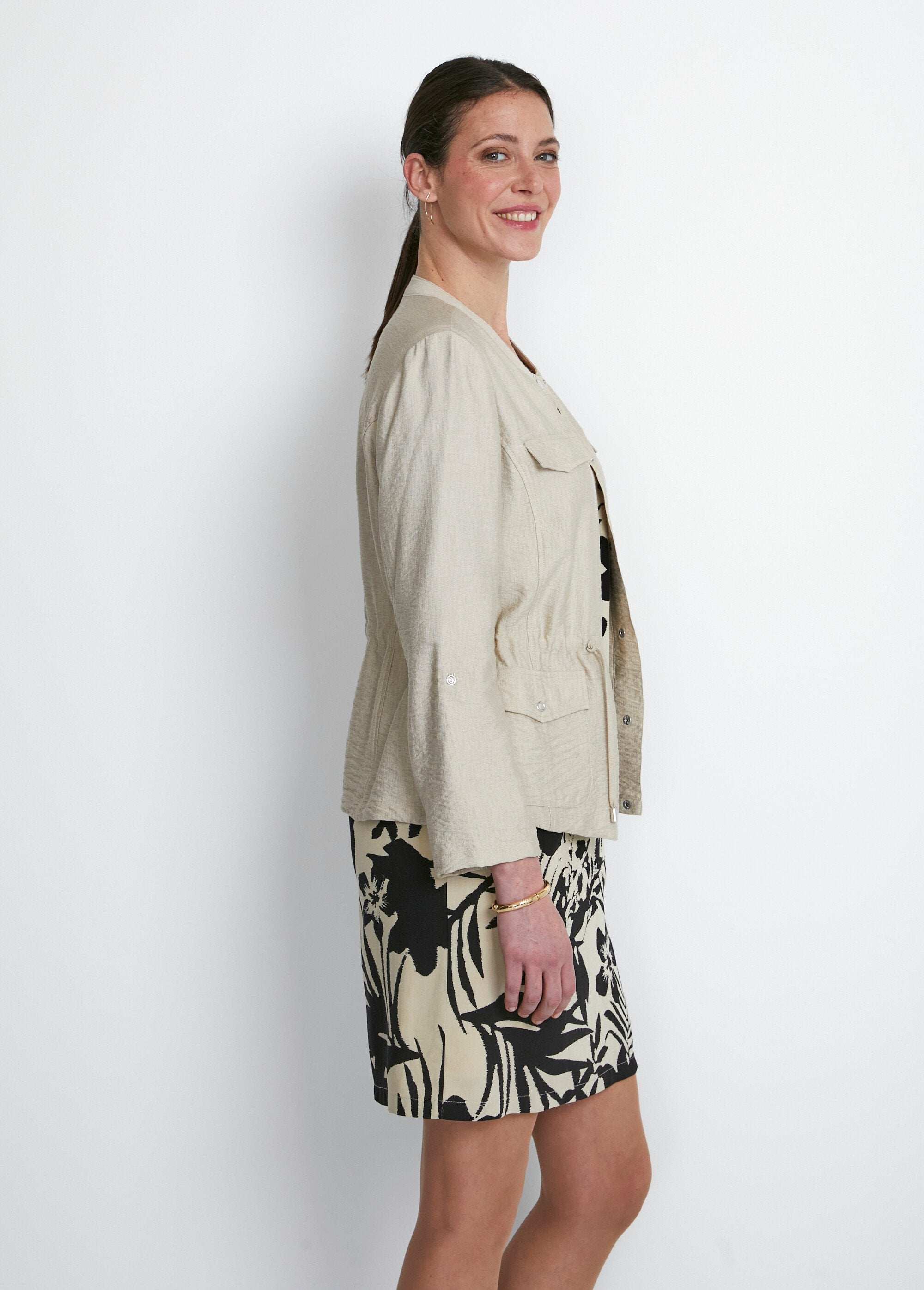 Long-sleeved_collarless_safari_jacket_Sand_DR1_slim