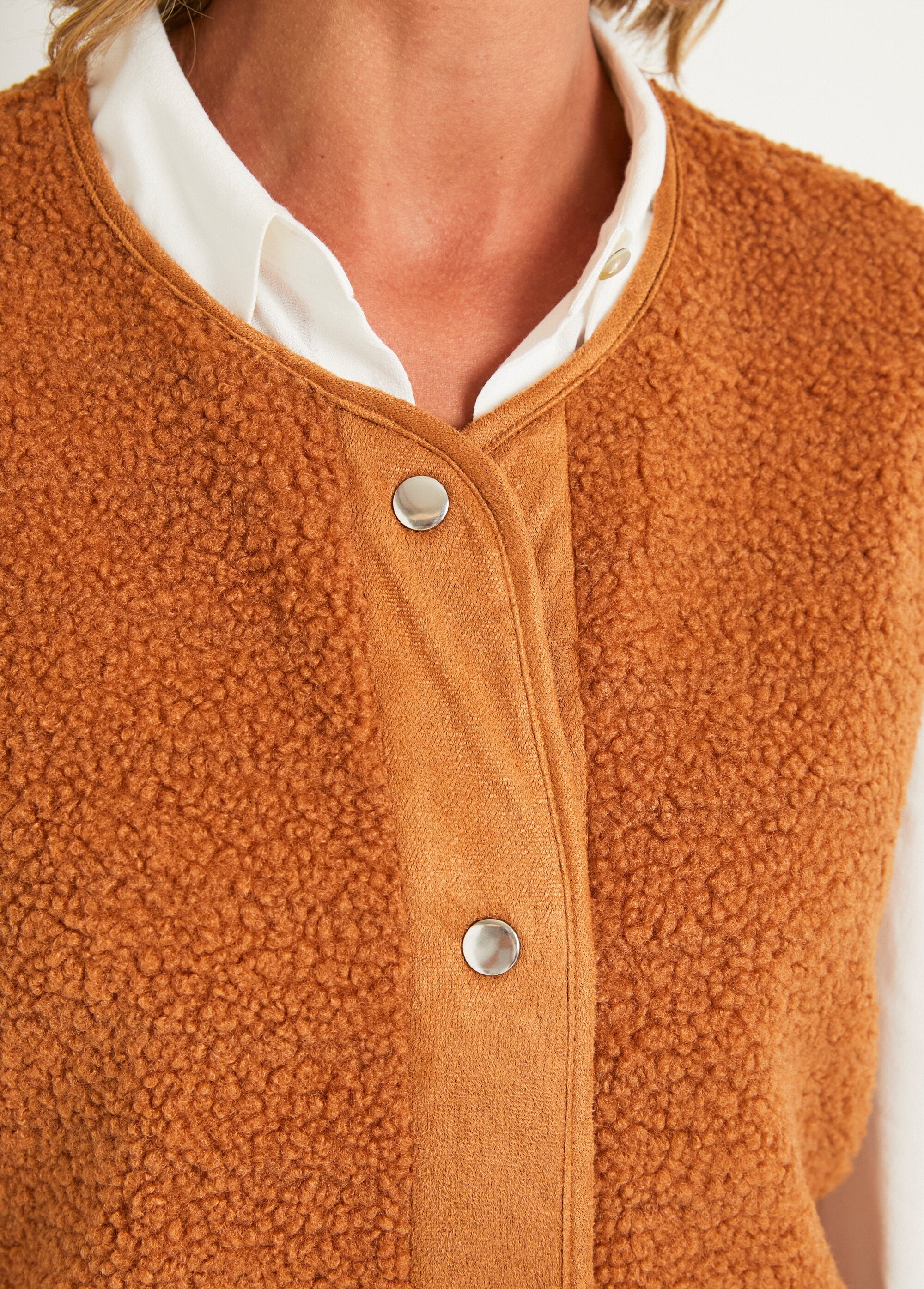 Soft_sleeveless_sherpa_jacket_Caramel_DE1_slim